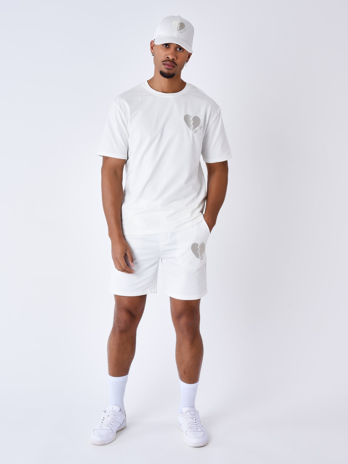 2340072-1-blanc-casse-modelshot