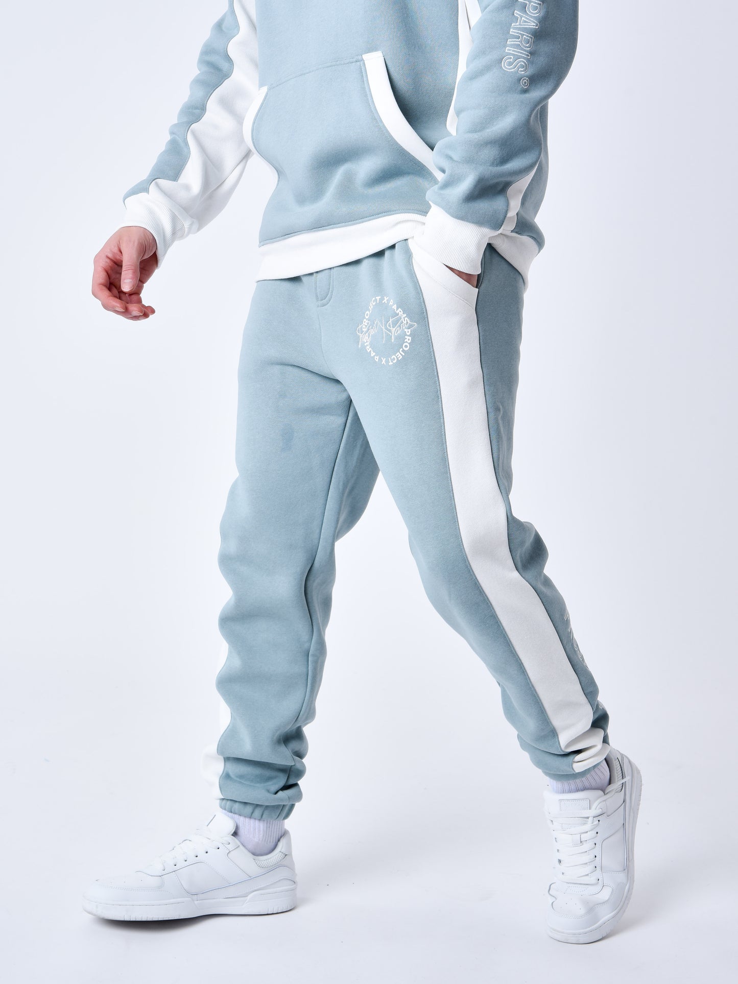 2344021-bleu-vert-modelshot