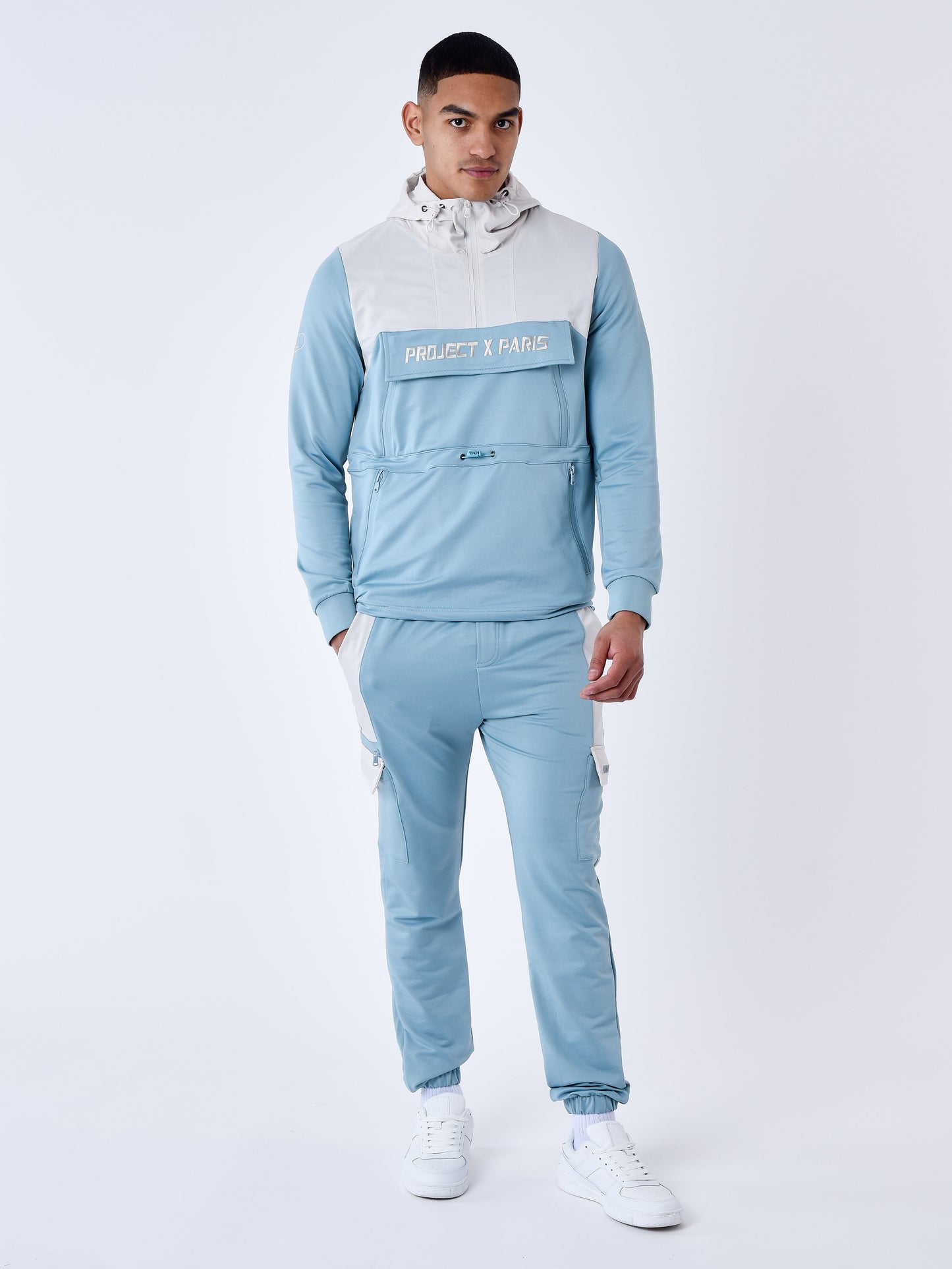 2344025-bleu-gris-modelshot