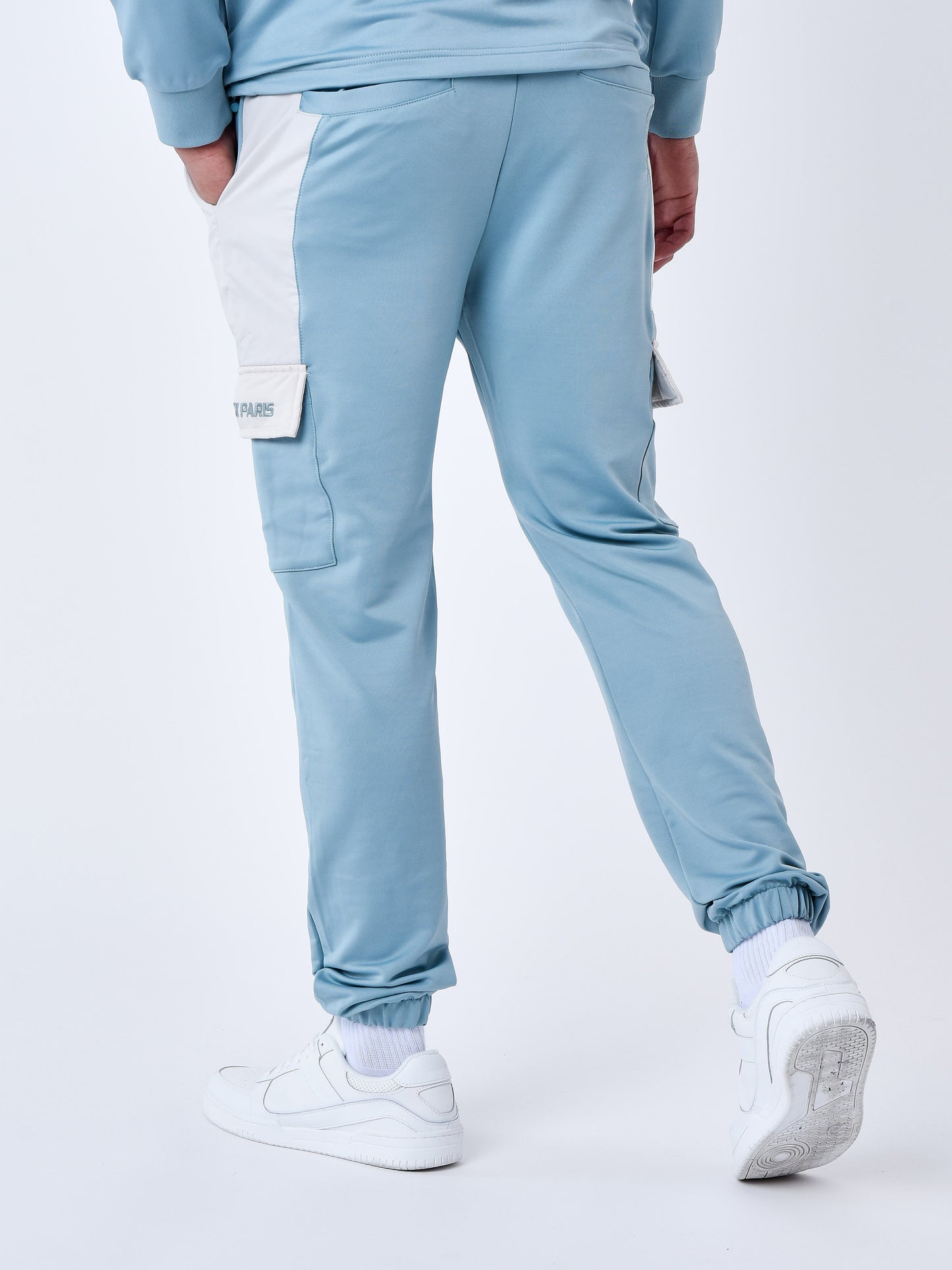 2344025-bleu-gris-modelshot