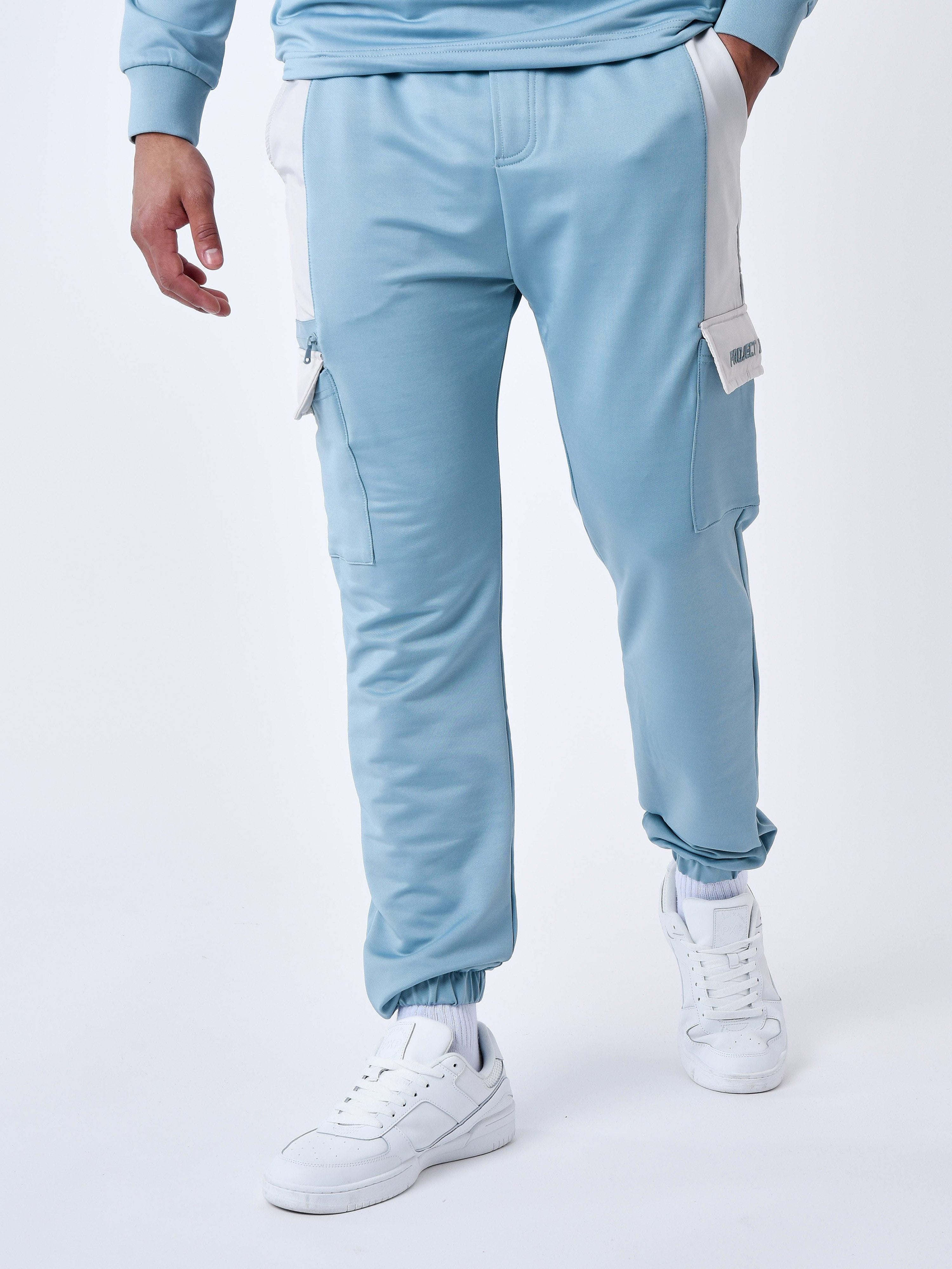 2344025-bleu-gris-modelshot
