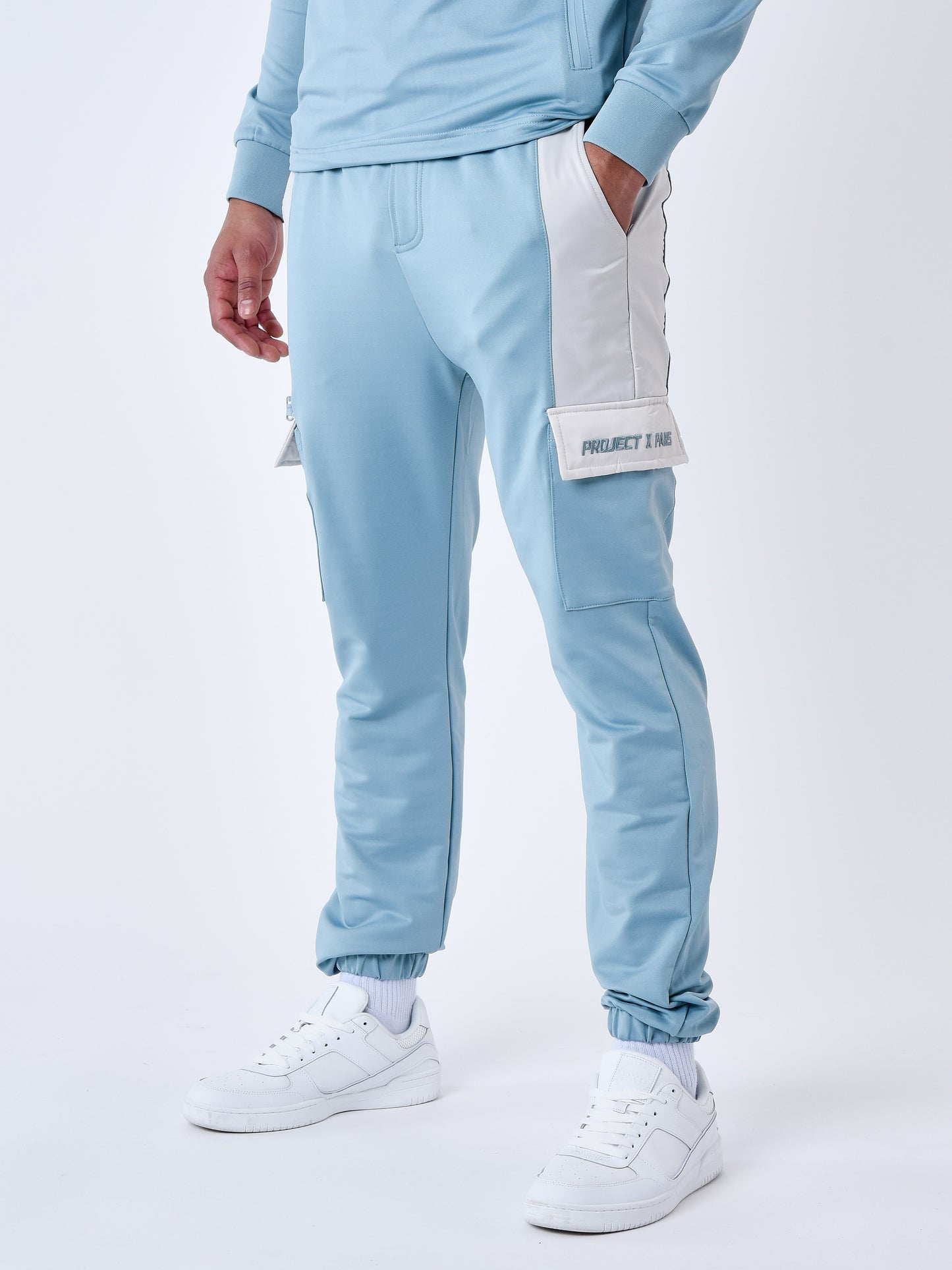 2344025-bleu-gris-modelshot
