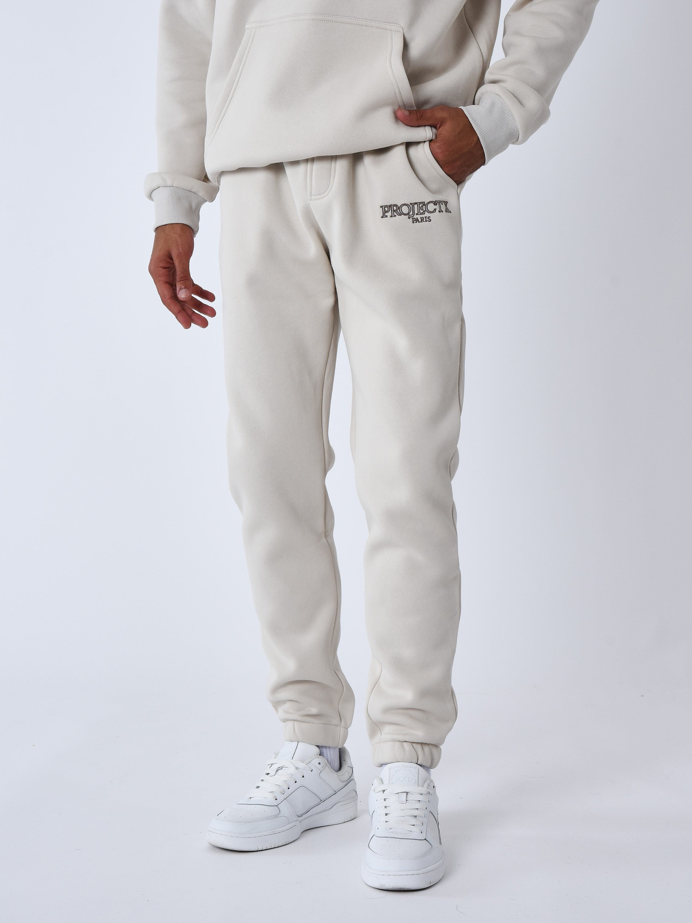 2344030-greige-modelshot