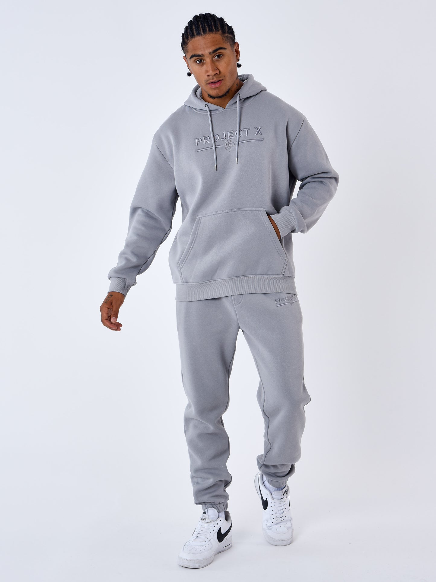 2344039-gris-clair-modelshot