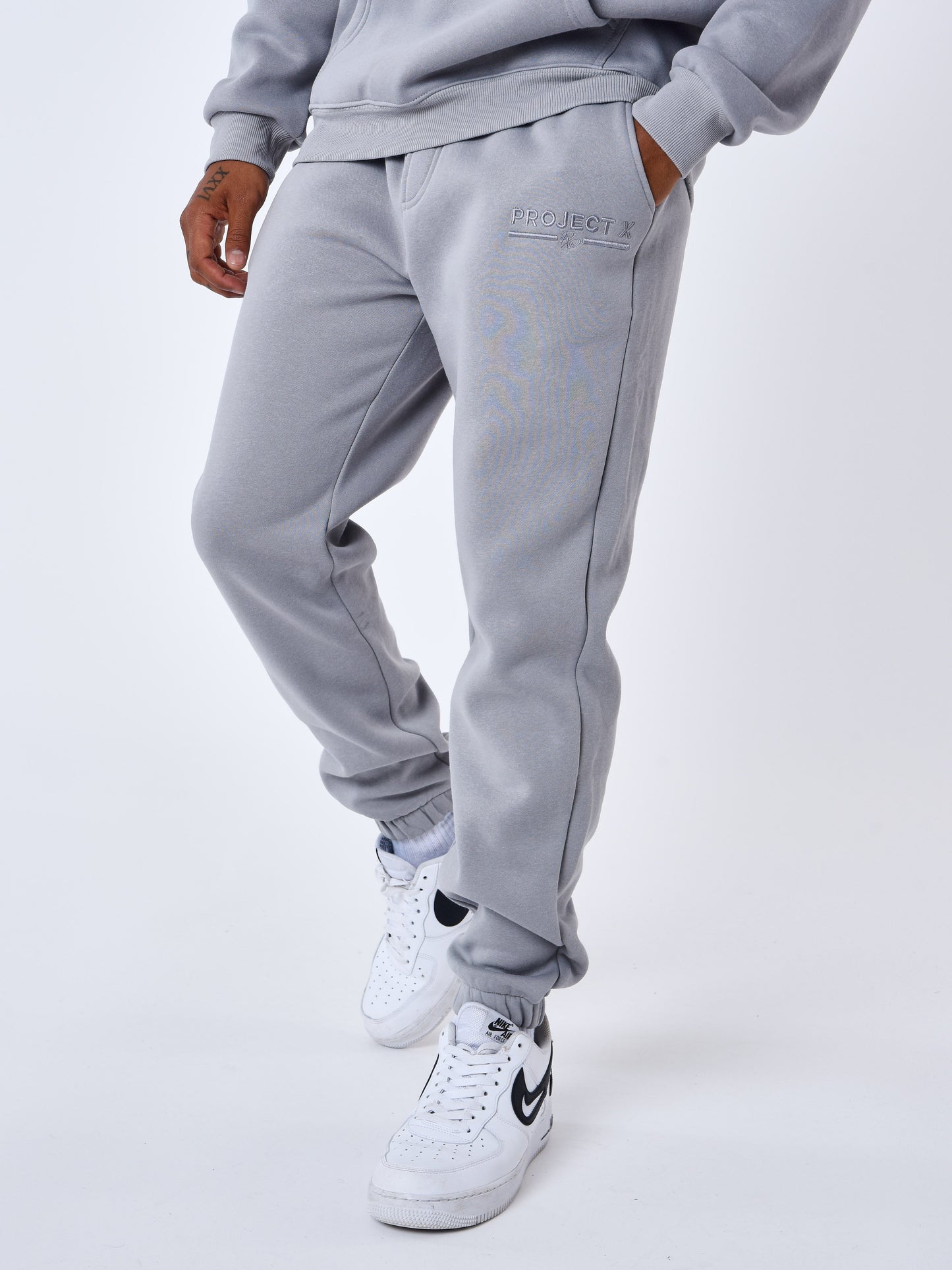 2344039-gris-clair-modelshot