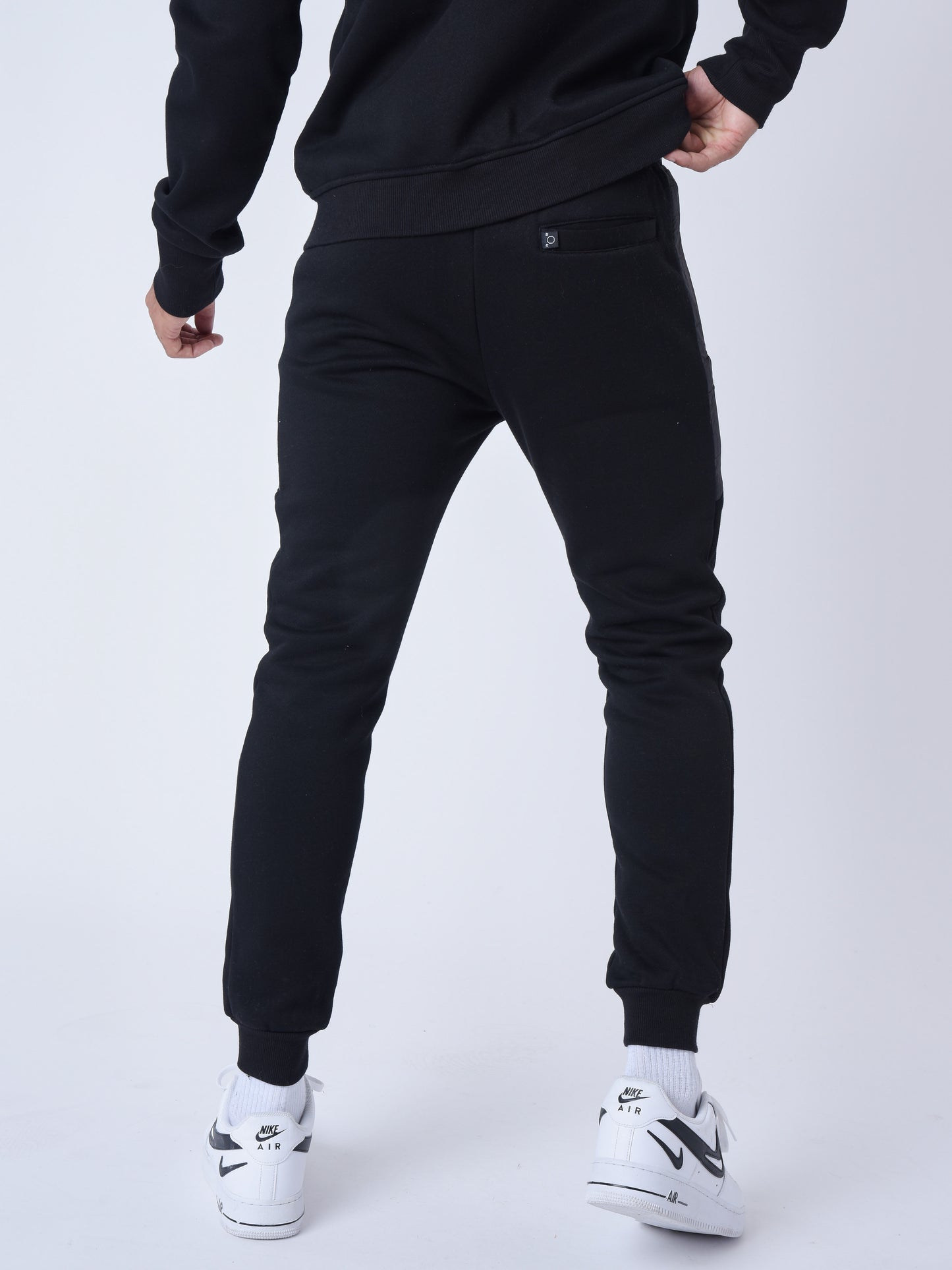 2344101-noir-modelshot