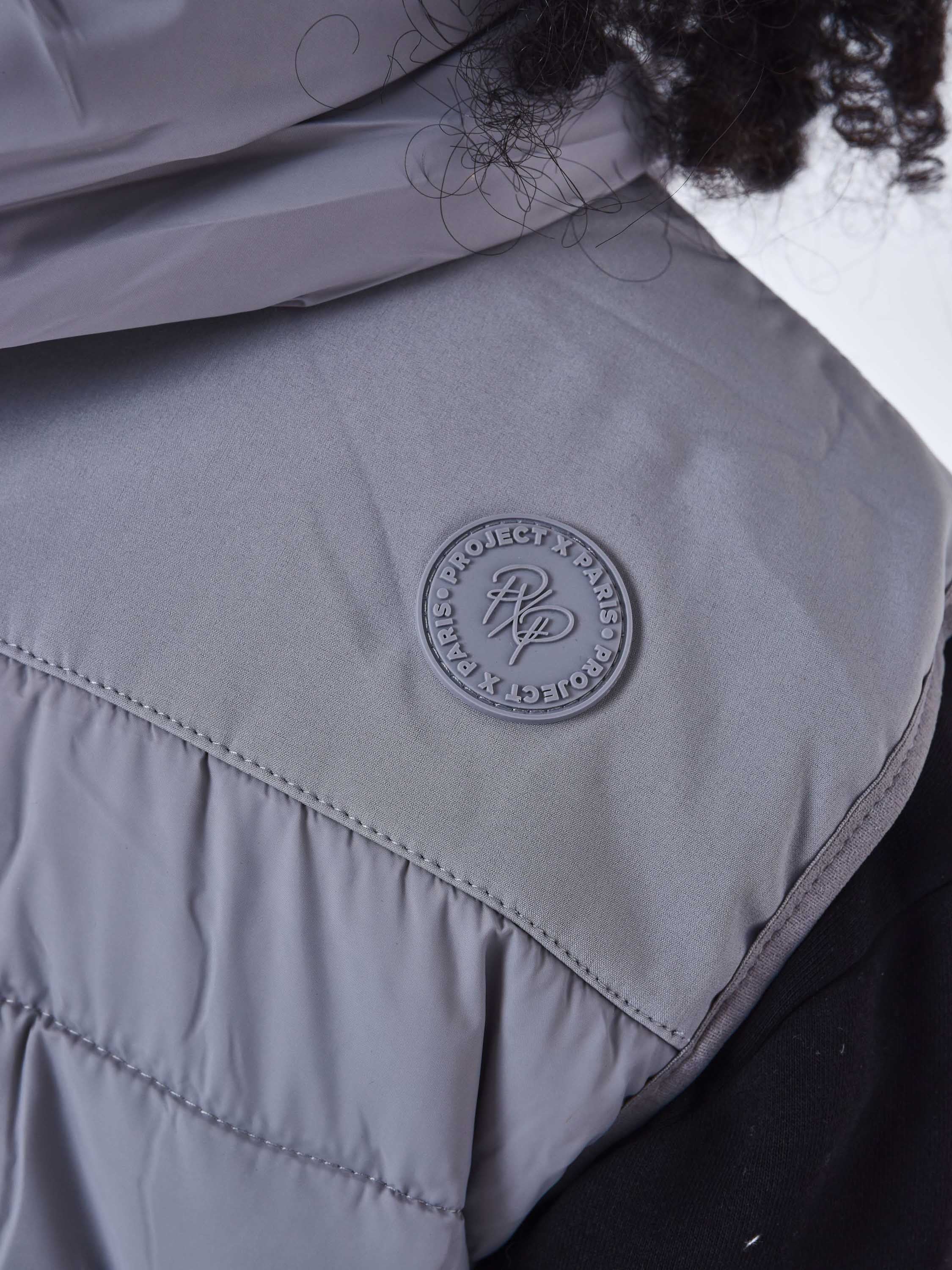 Two-tone sleeveless puffer jacket-8