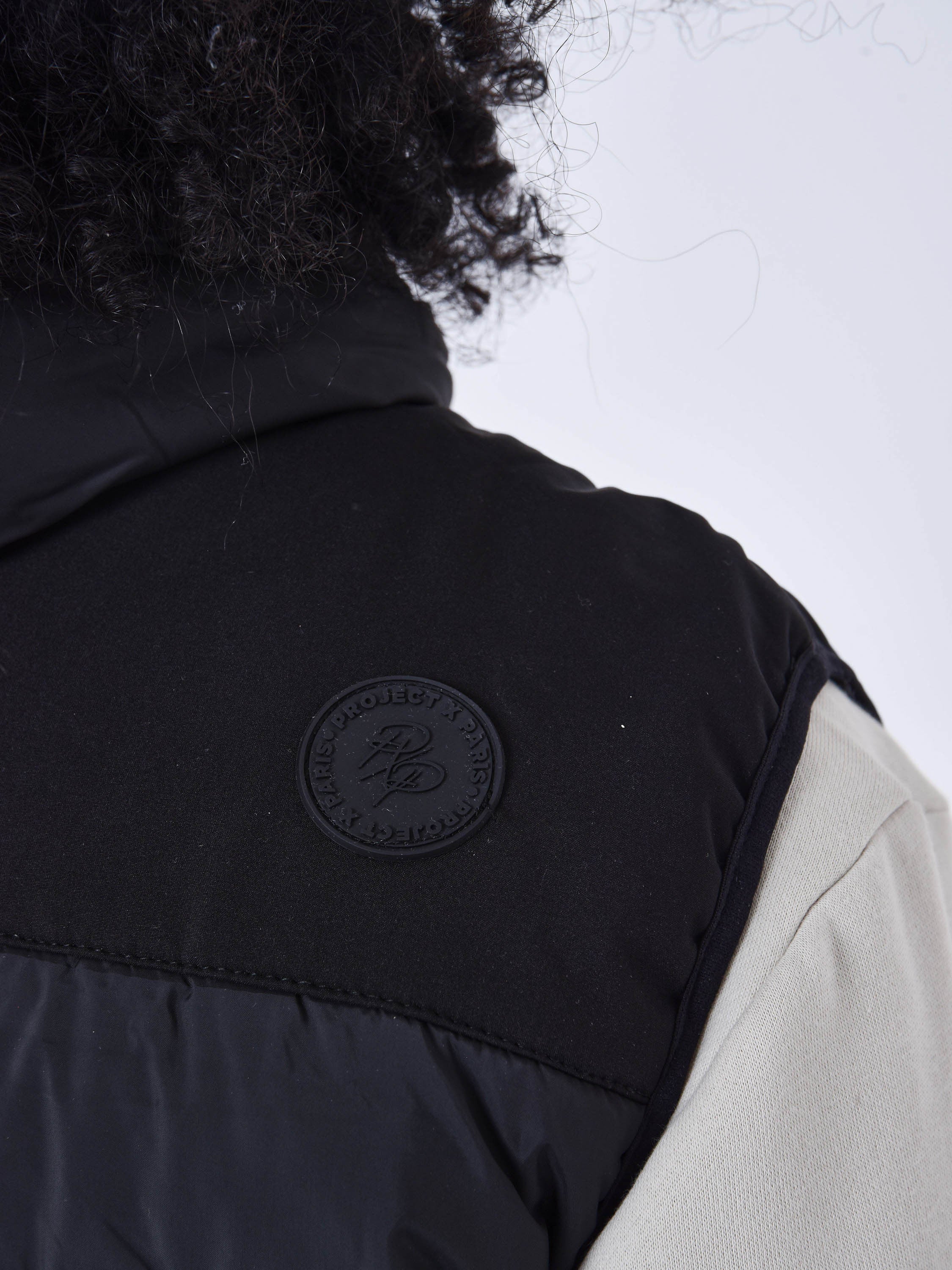 Two-tone sleeveless puffer jacket-8