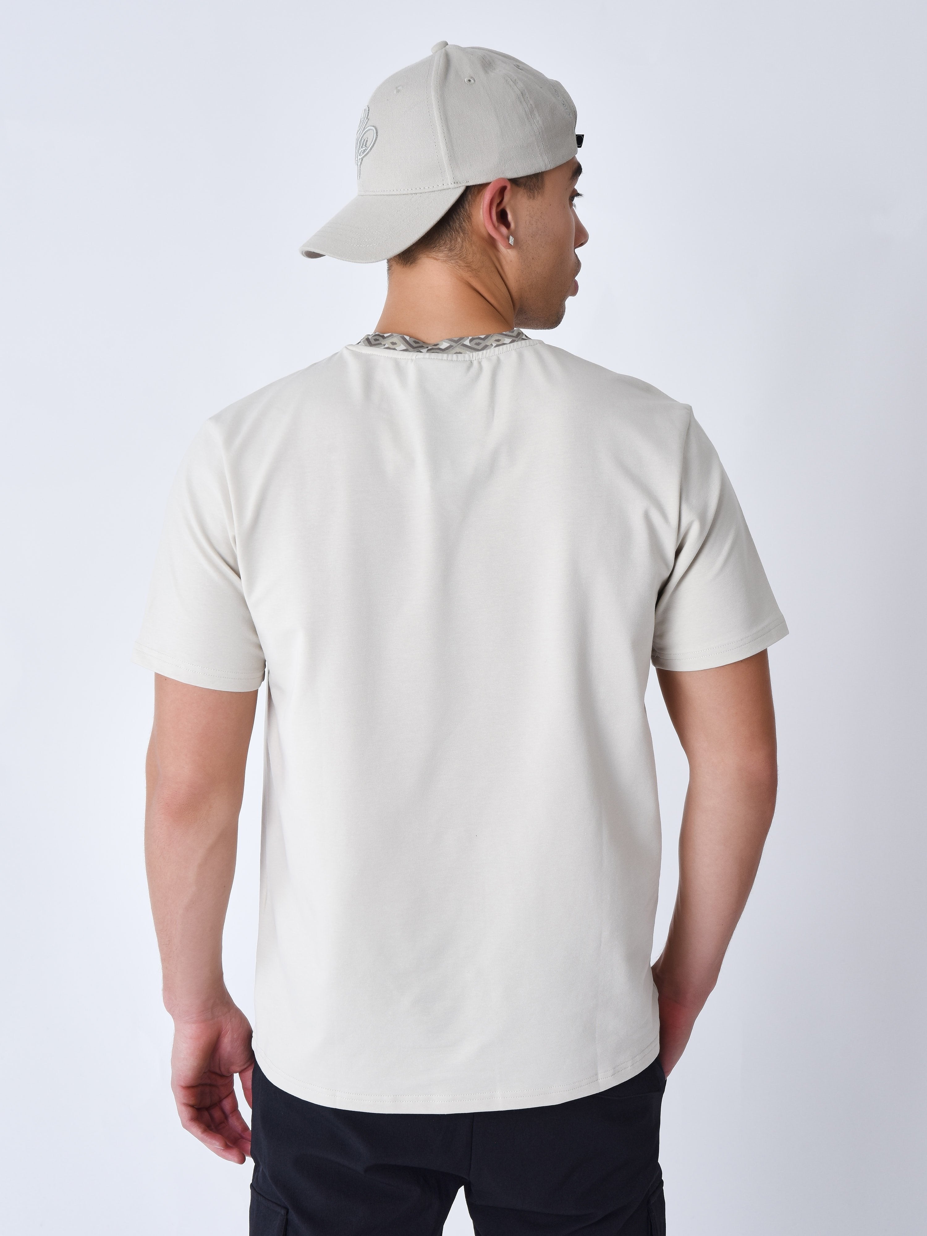 2410084-greige-modelshot