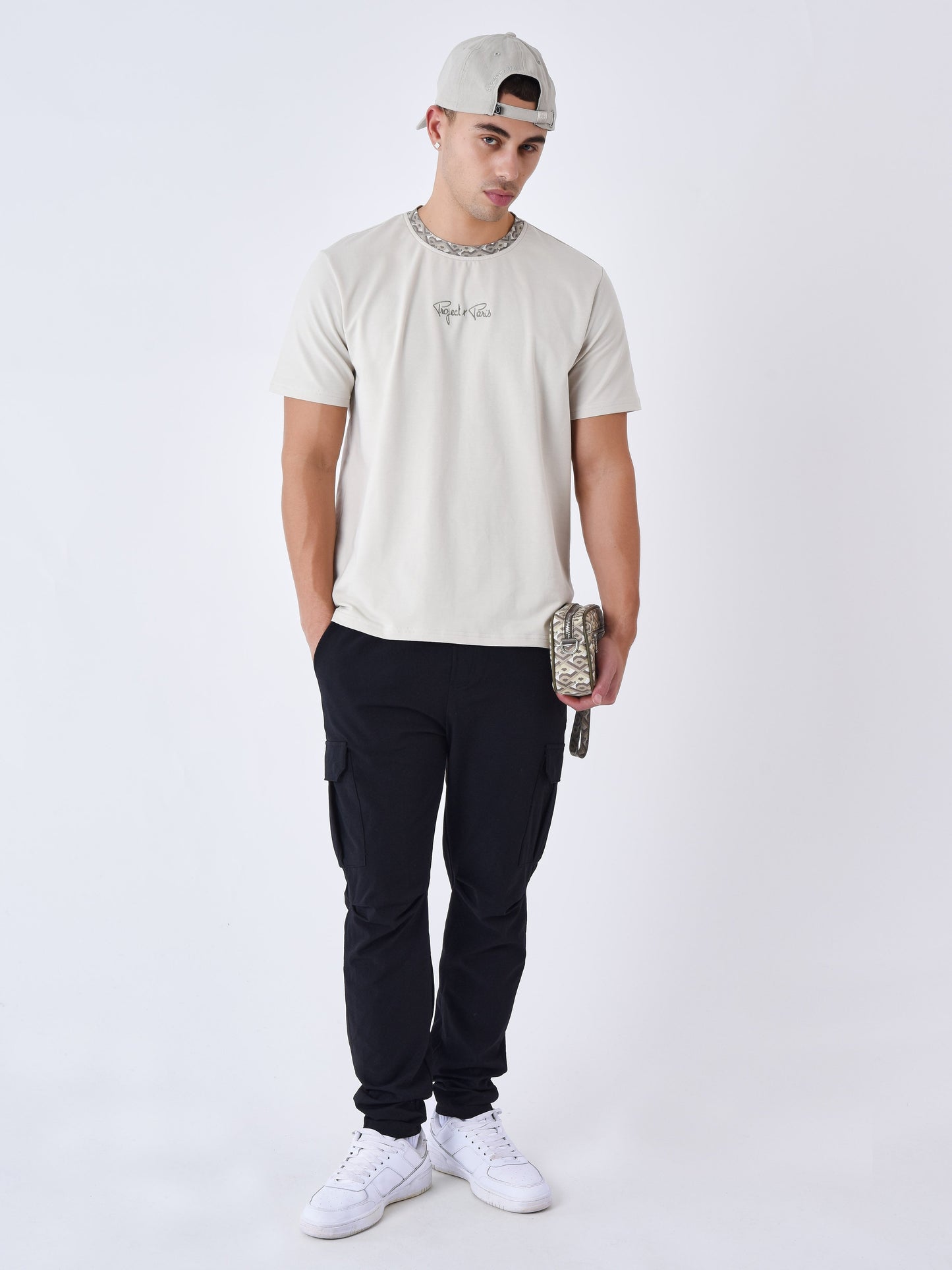 2410084-greige-modelshot