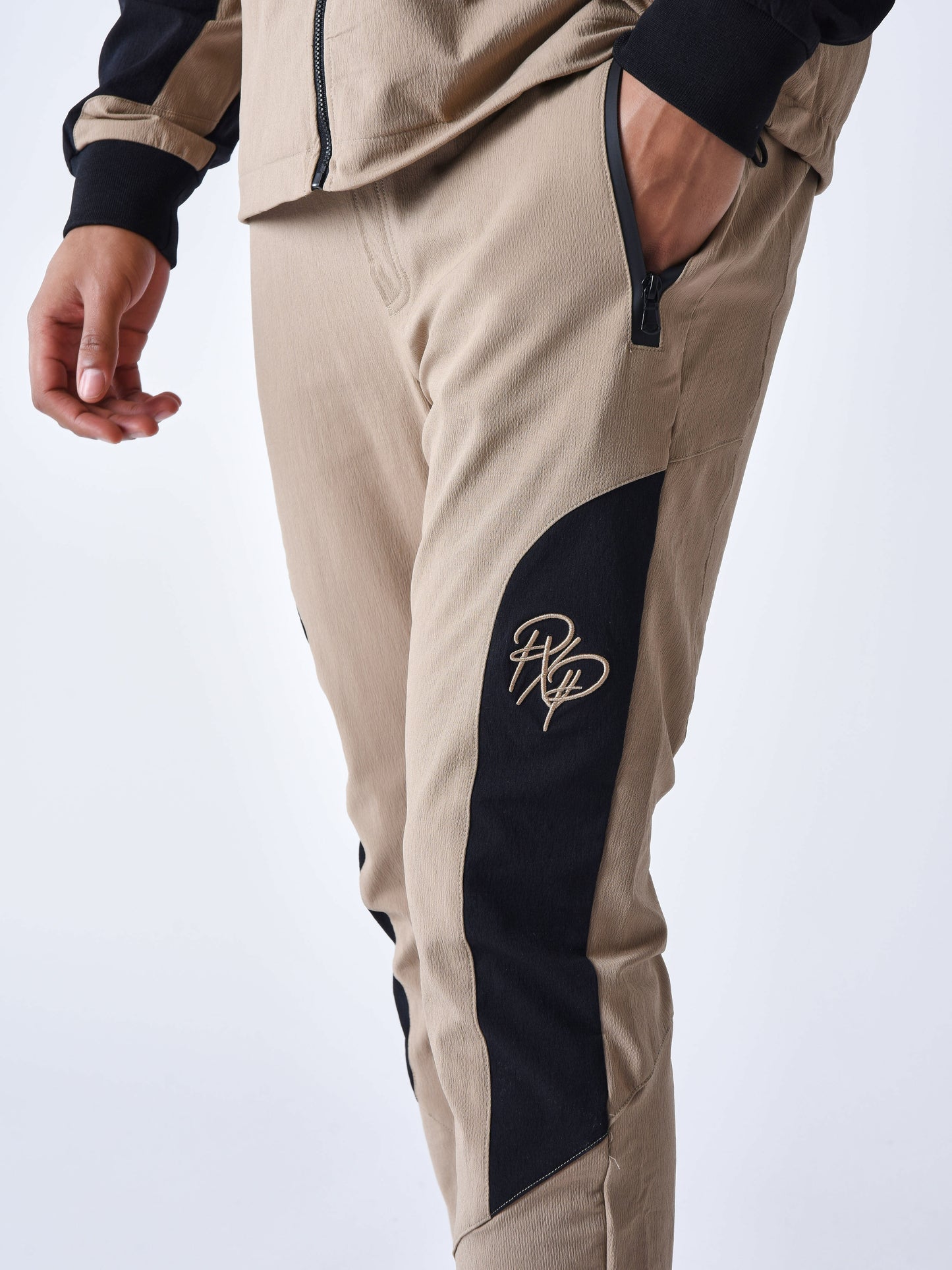 2444125-beige