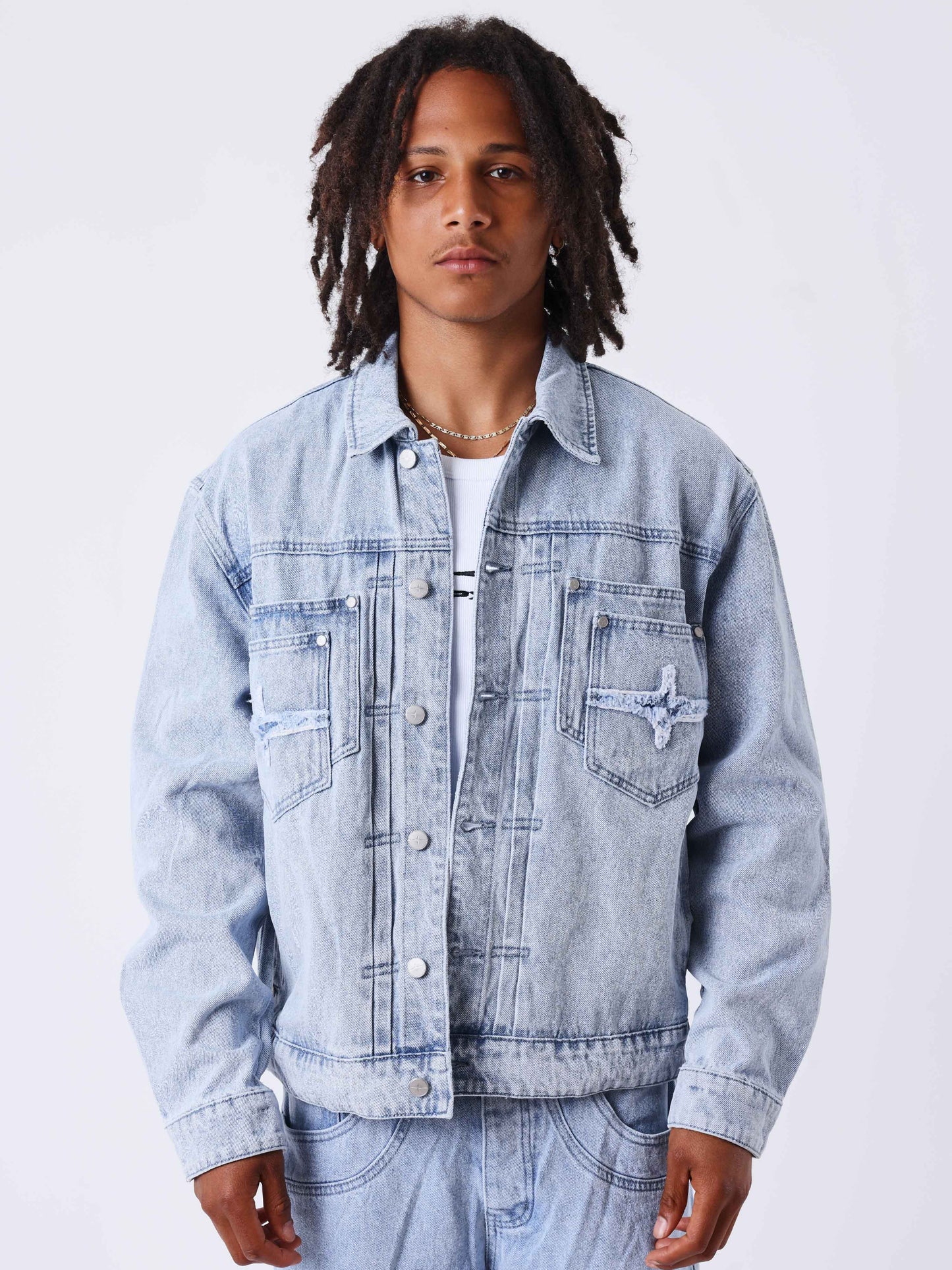 Lichtblauwe gewassen denim jas