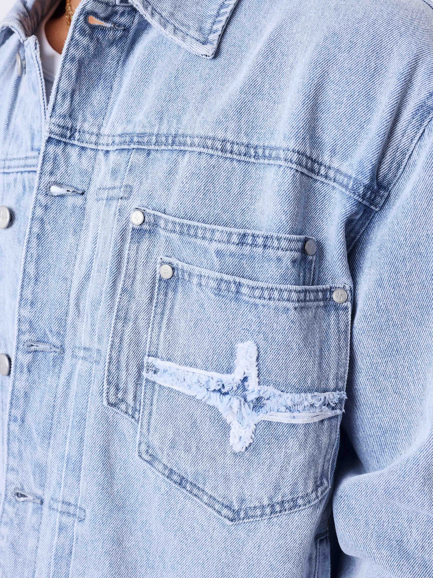 Lichtblauwe gewassen denim jas
