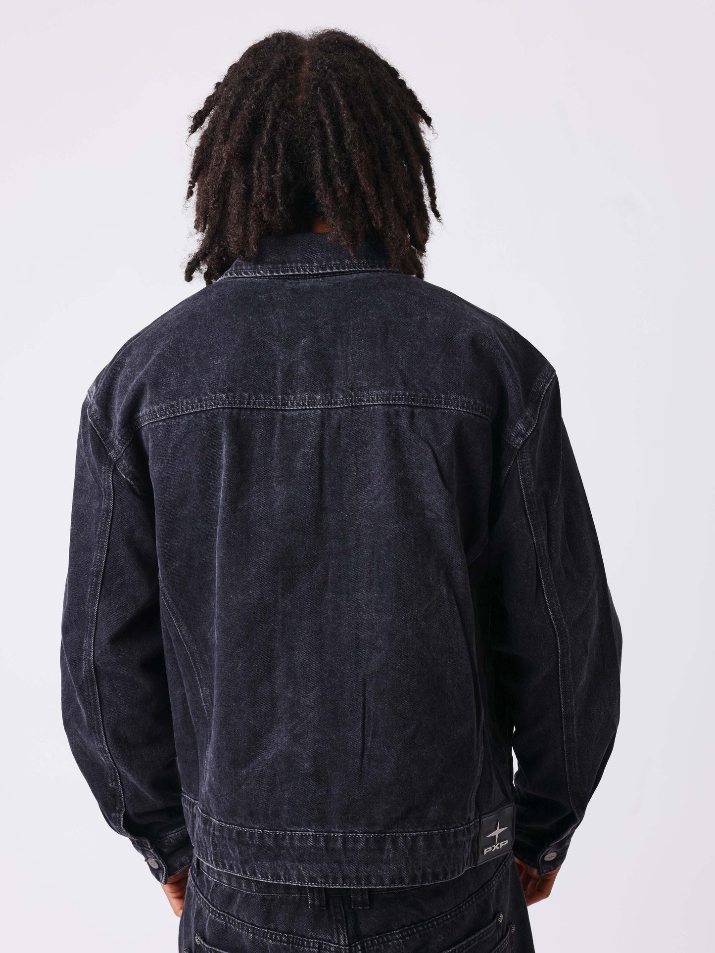 Chaqueta vaquera negra desgastada