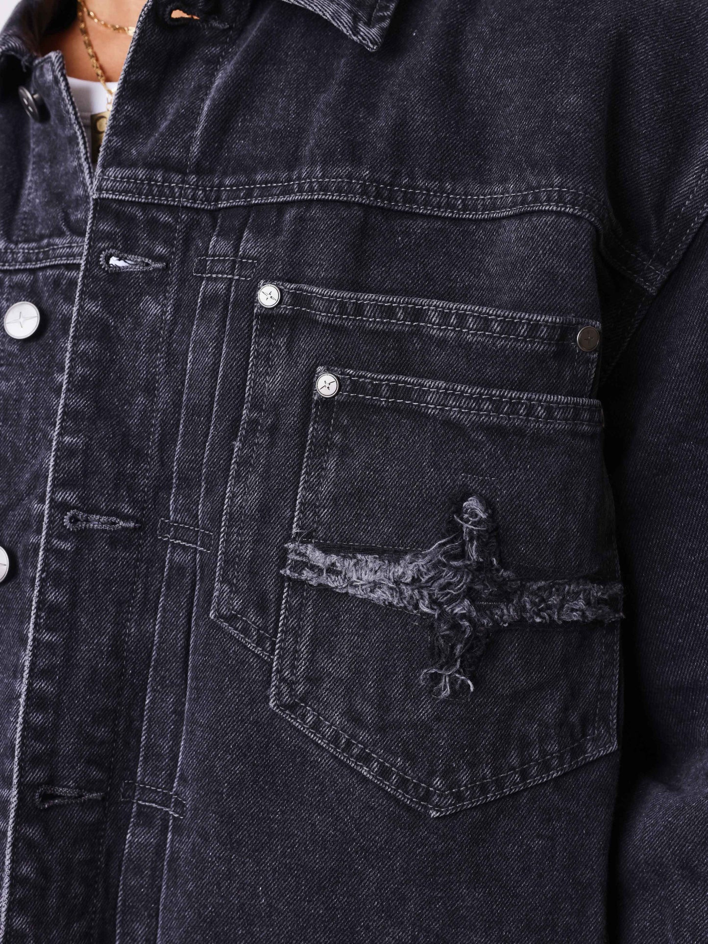 Chaqueta vaquera negra desgastada