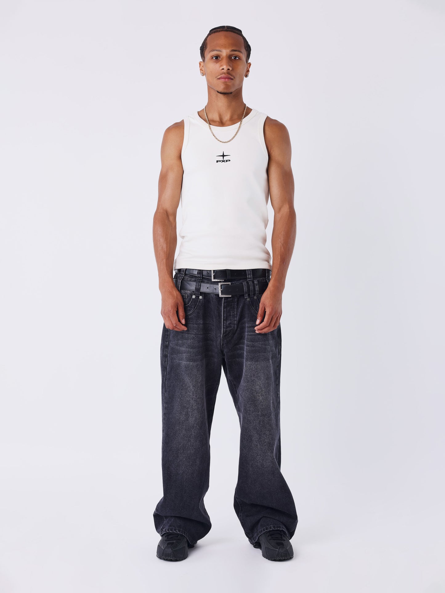 Calça jeans barrel preta desbotada