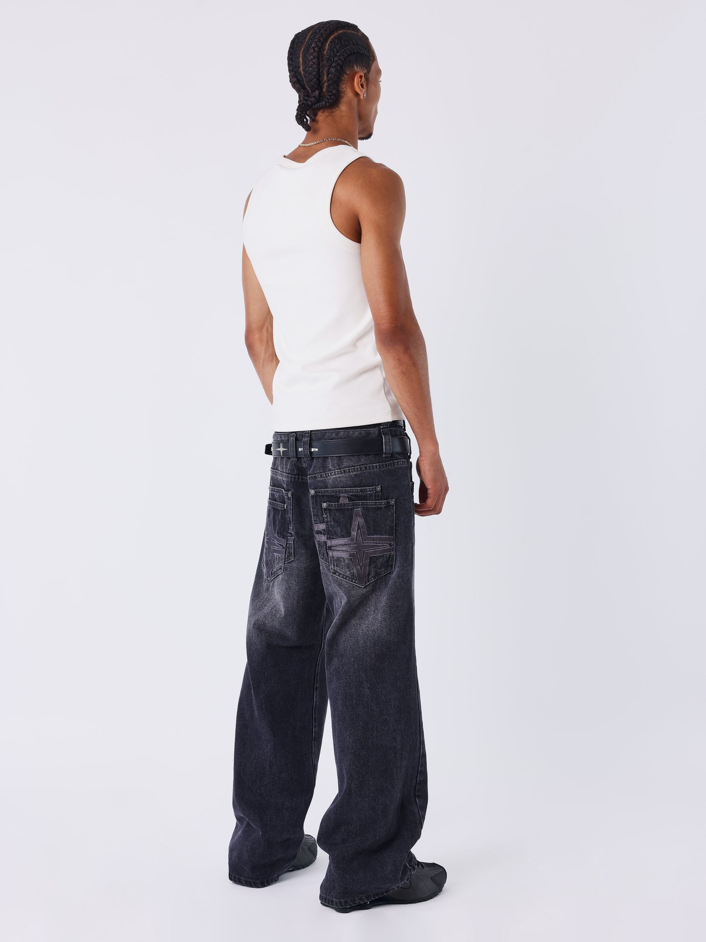 Calça jeans barrel preta desbotada