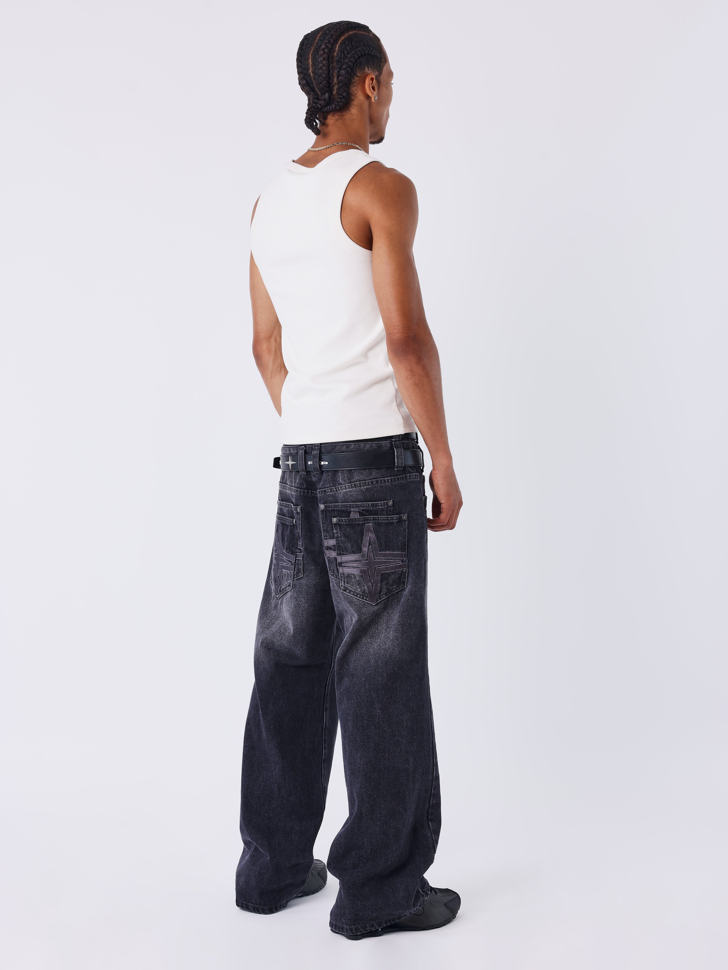 Calça jeans barrel preta desbotada-2