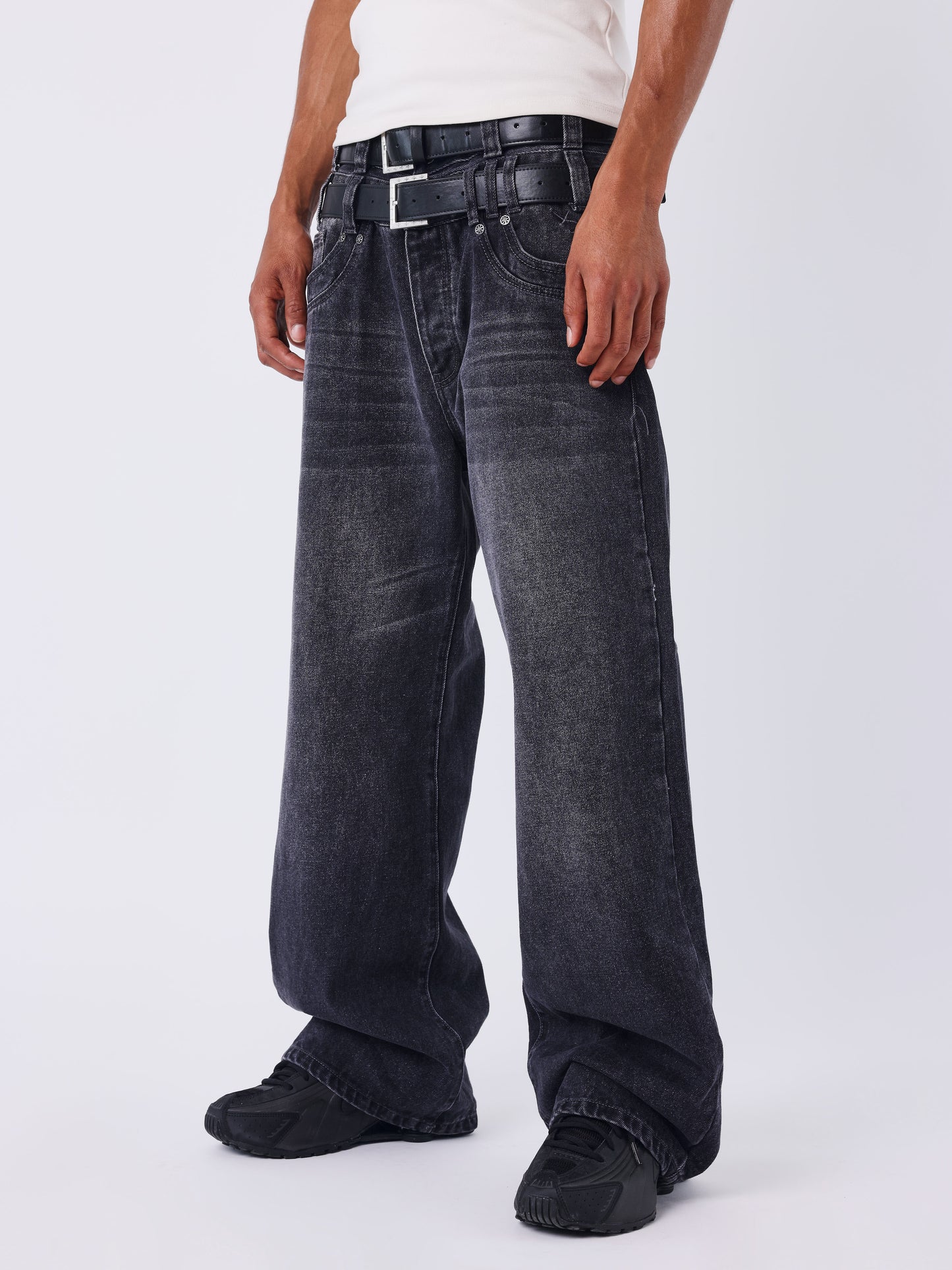 Calça jeans barrel preta desbotada