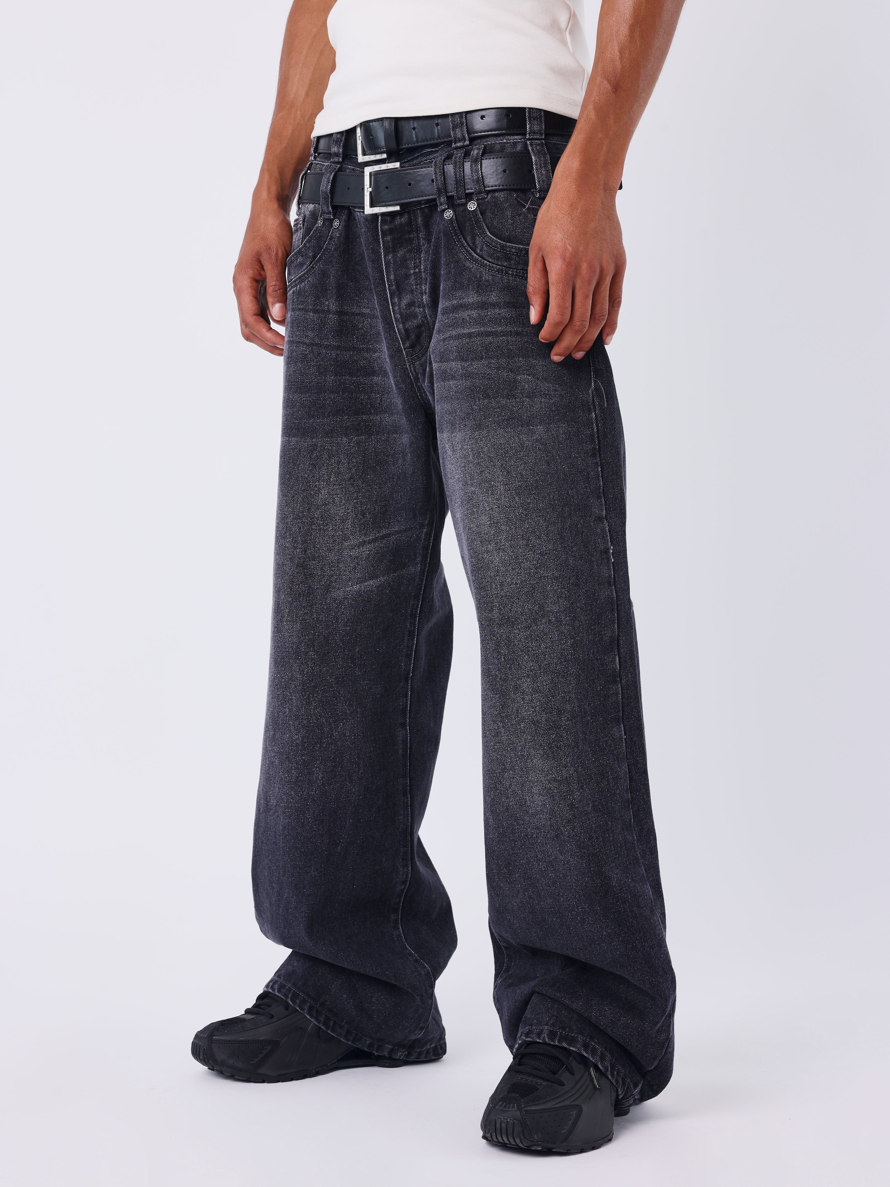 Calça jeans barrel preta desbotada-3