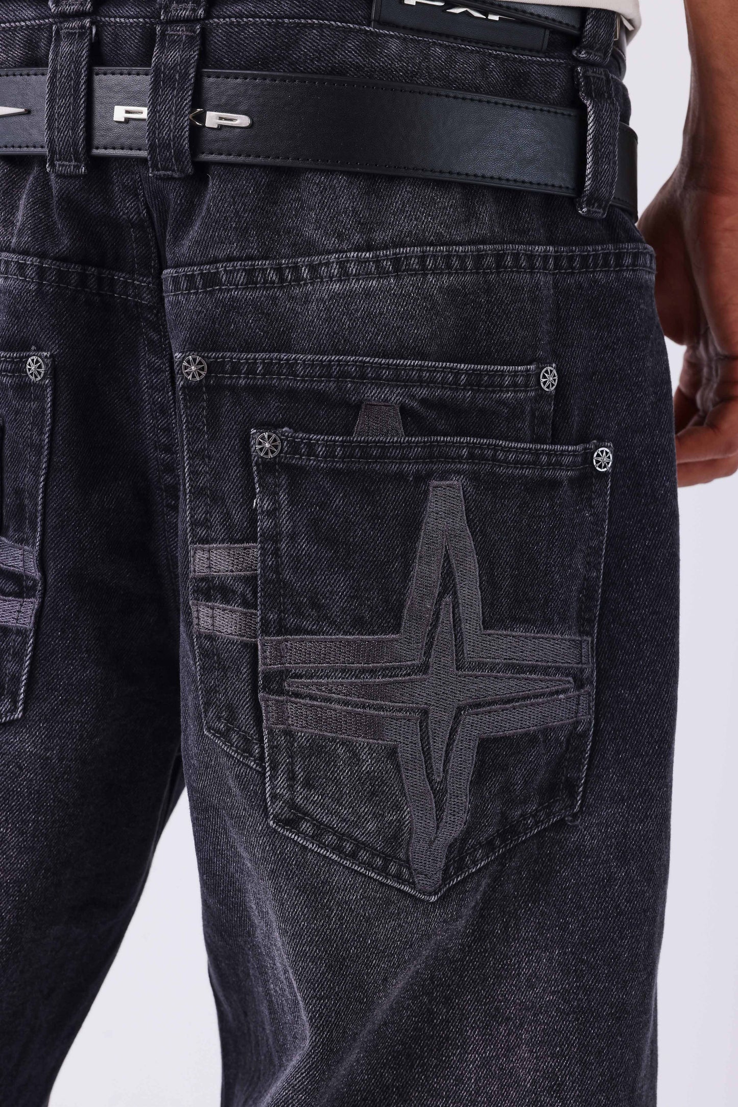 Calça jeans barrel preta desbotada