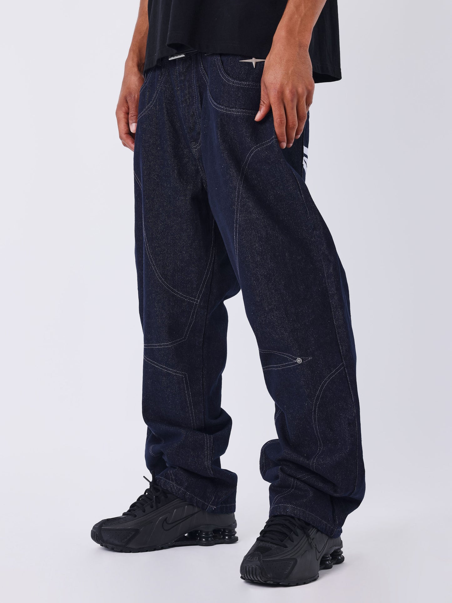 Jeans loose em denim cru com costuras Polaris
