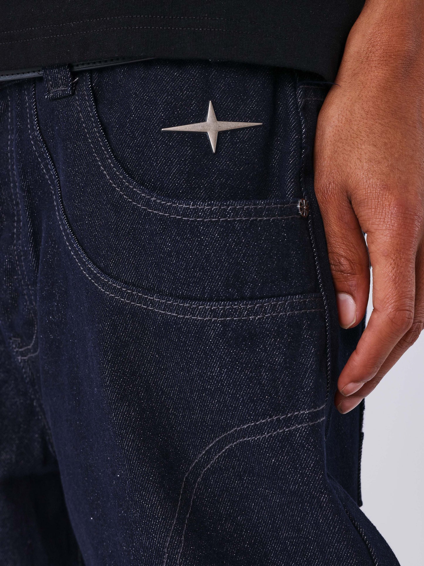 Jeans loose em denim cru com costuras Polaris