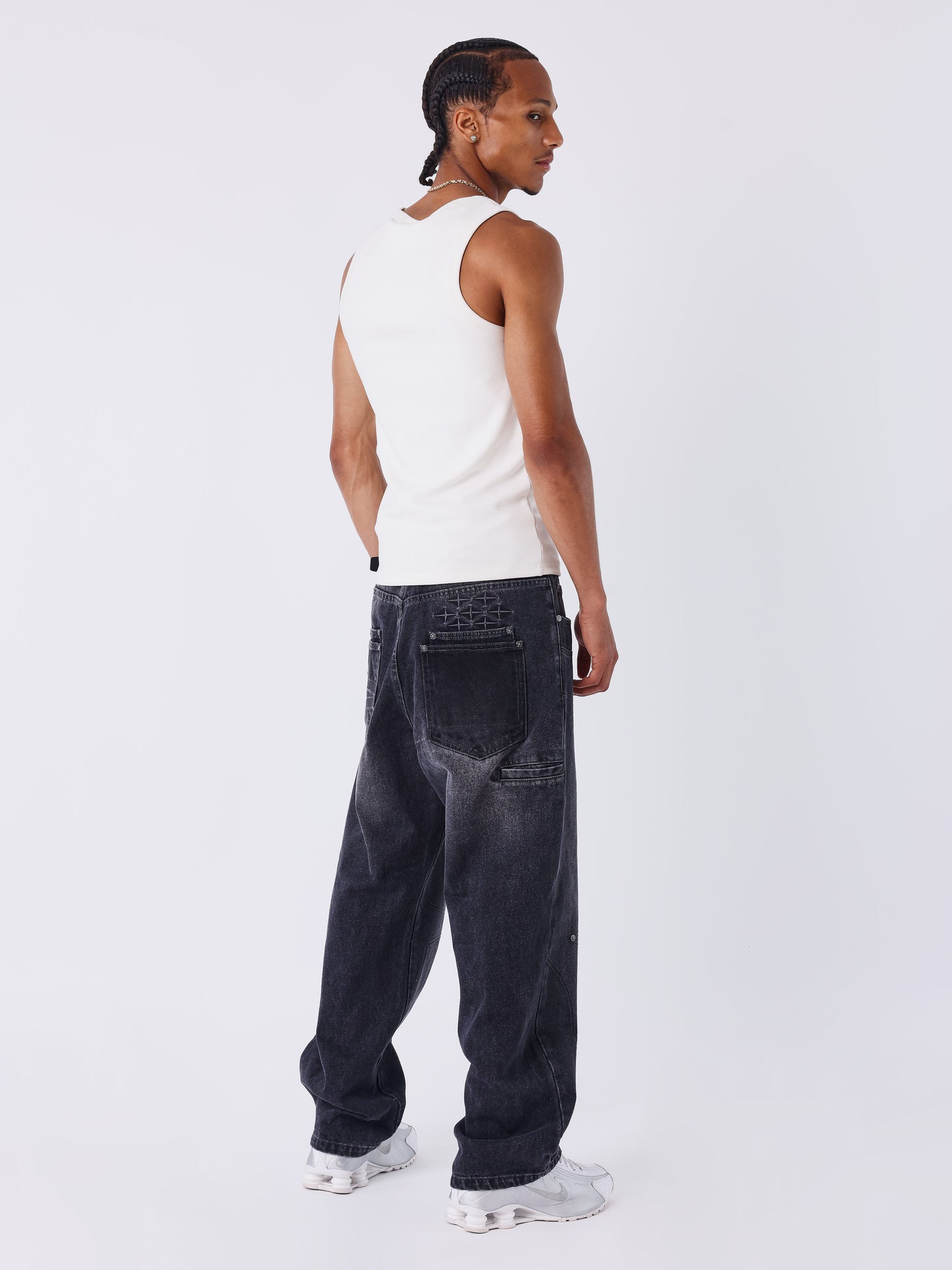 Calça larga em denim preto com costuras Polaris