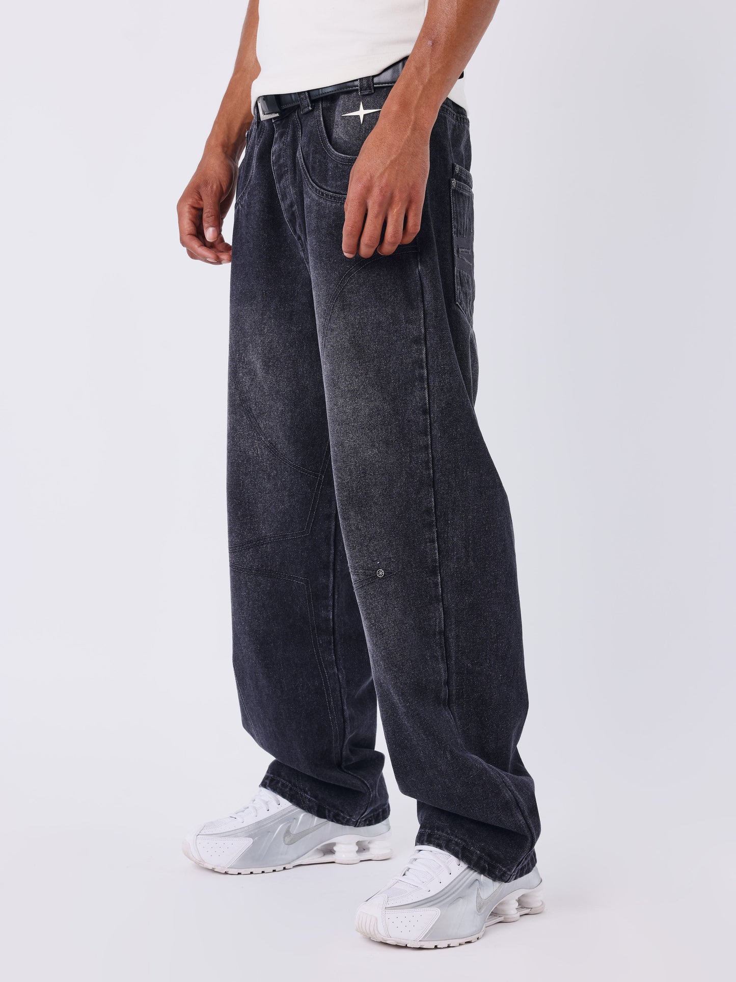 Calça larga em denim preto com costuras Polaris