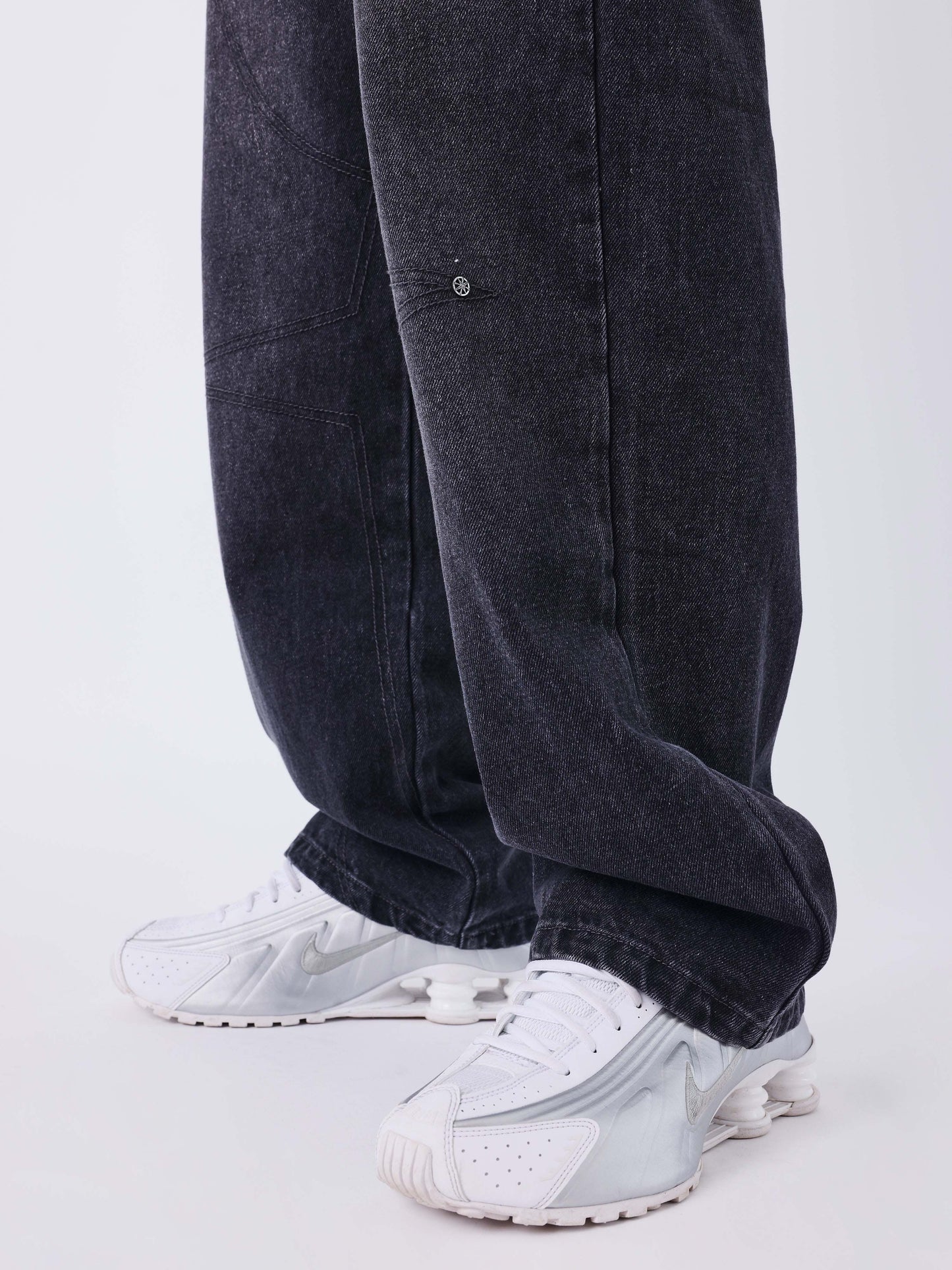 Calça larga em denim preto com costuras Polaris