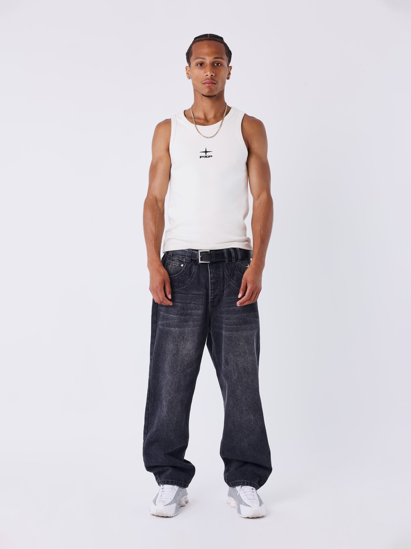 Jean reto em denim preto desbotado