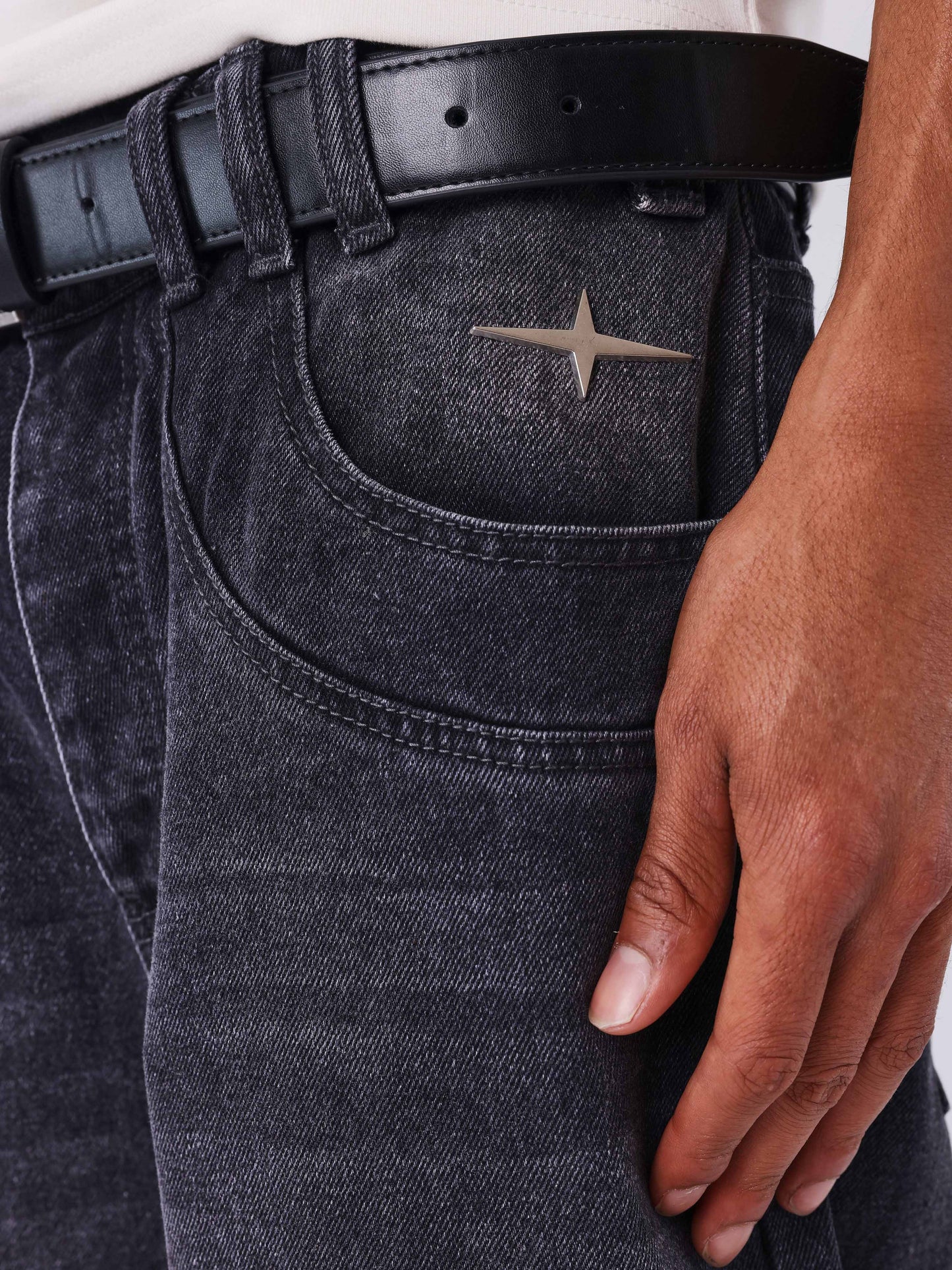 Jean reto em denim preto desbotado