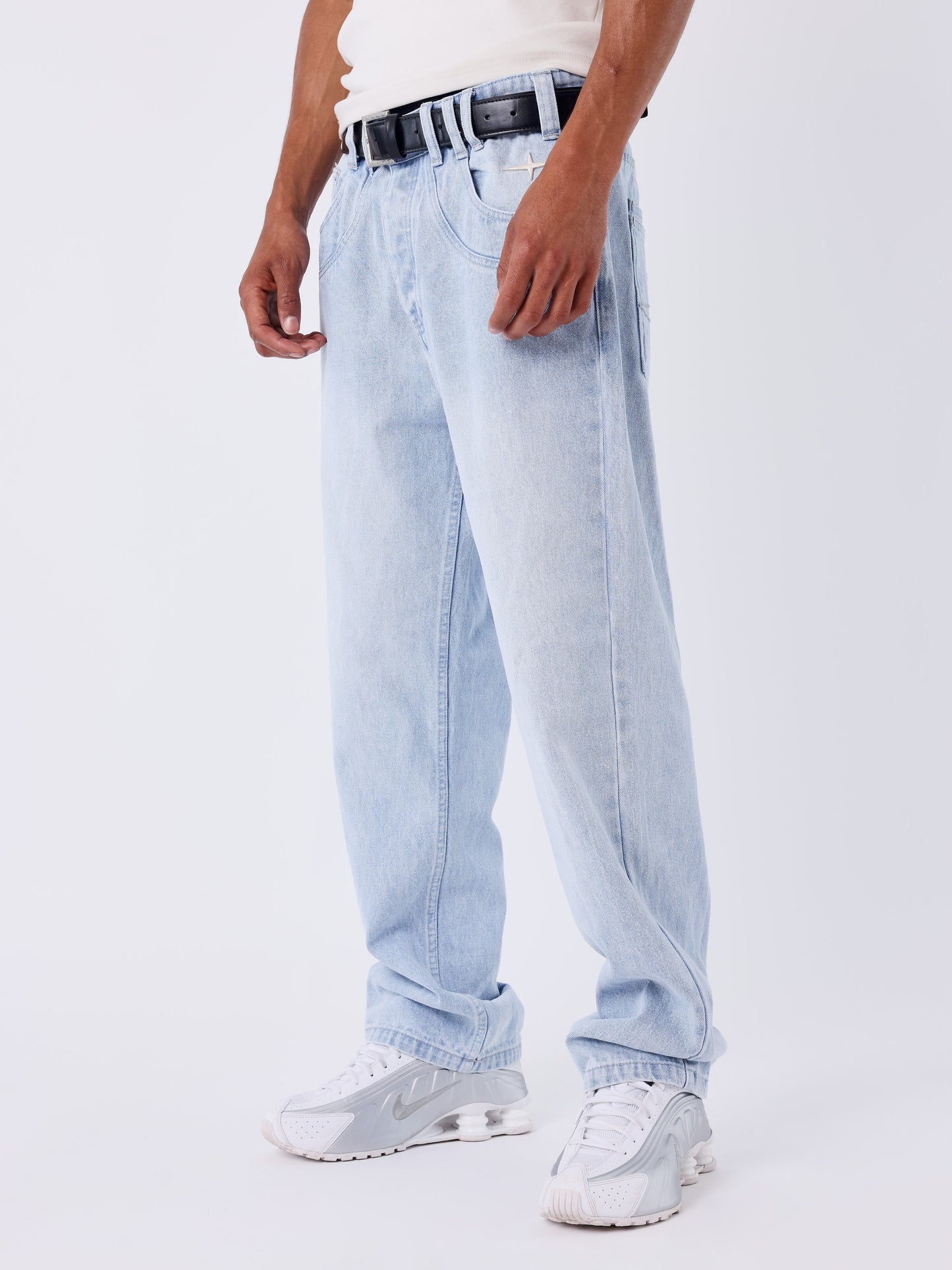 Jeans reto em denim azul claro desbotado