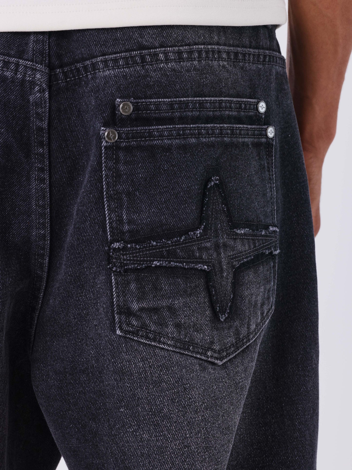 Baggyjeans i svart tvättad denim