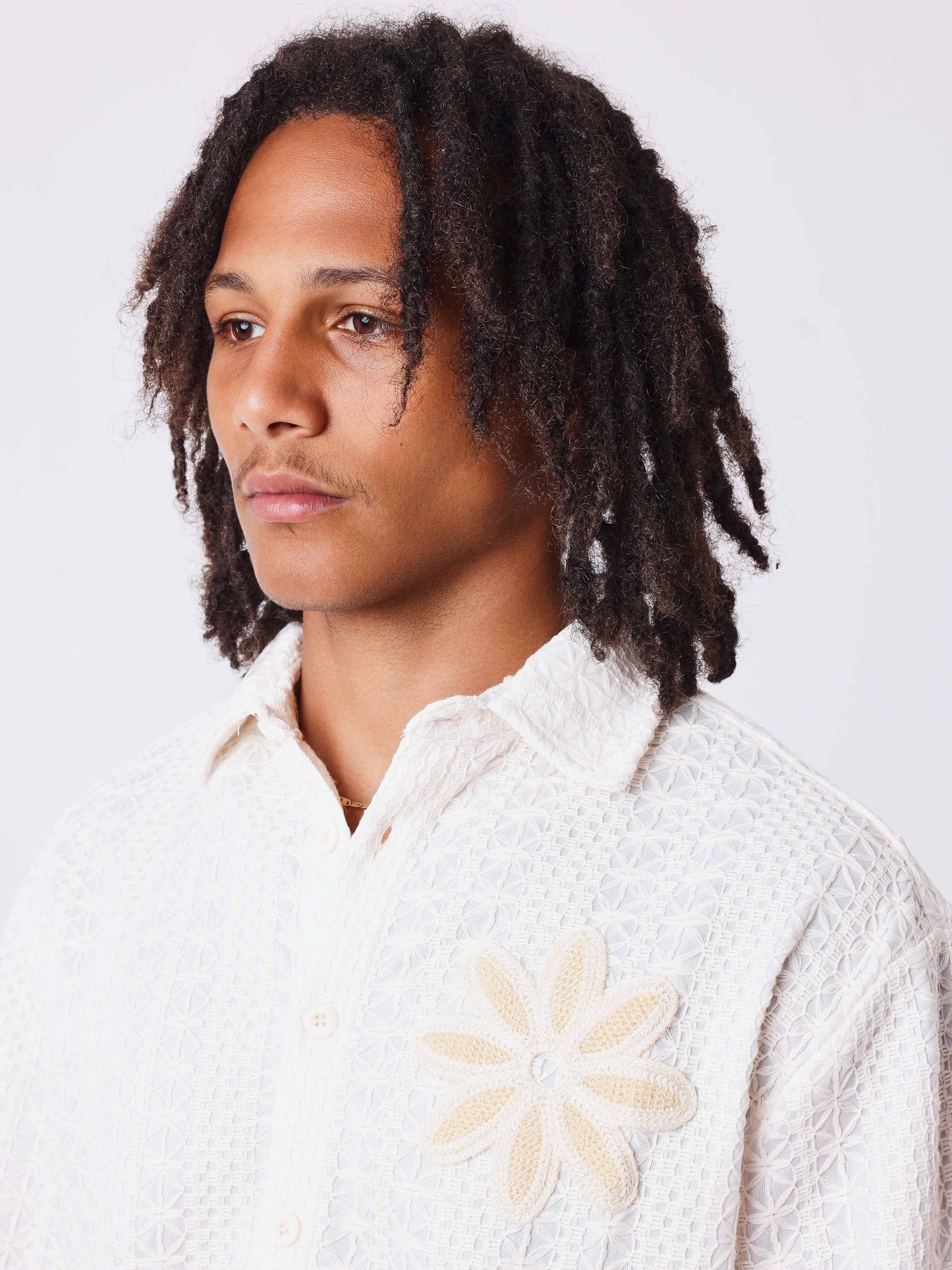Camisa bordada calada con flor