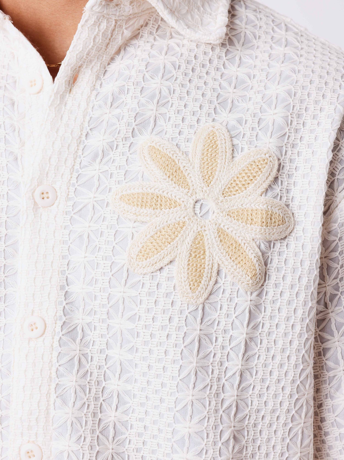 Camisa bordada calada con flor