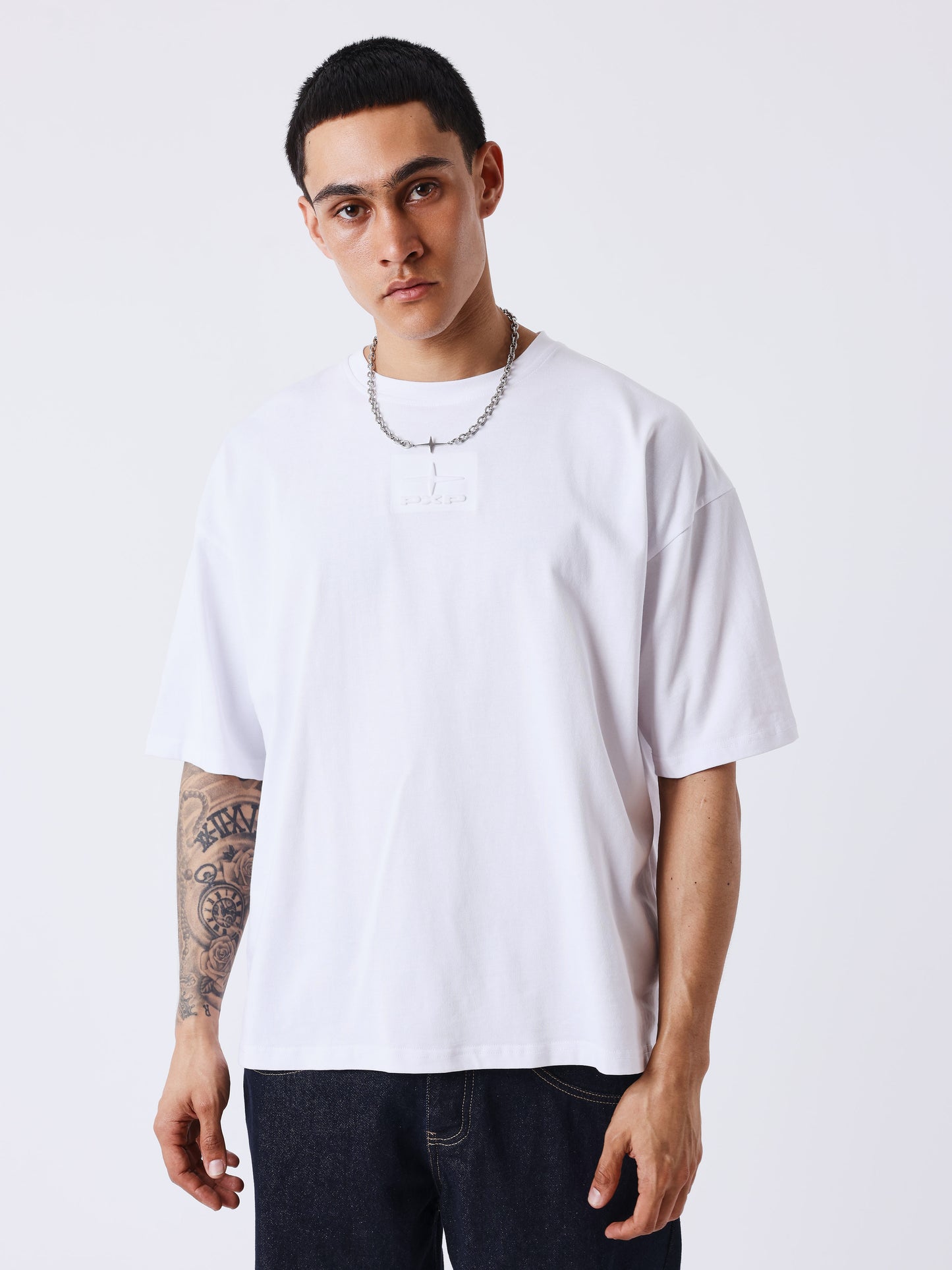Camiseta con estampado en relieve
