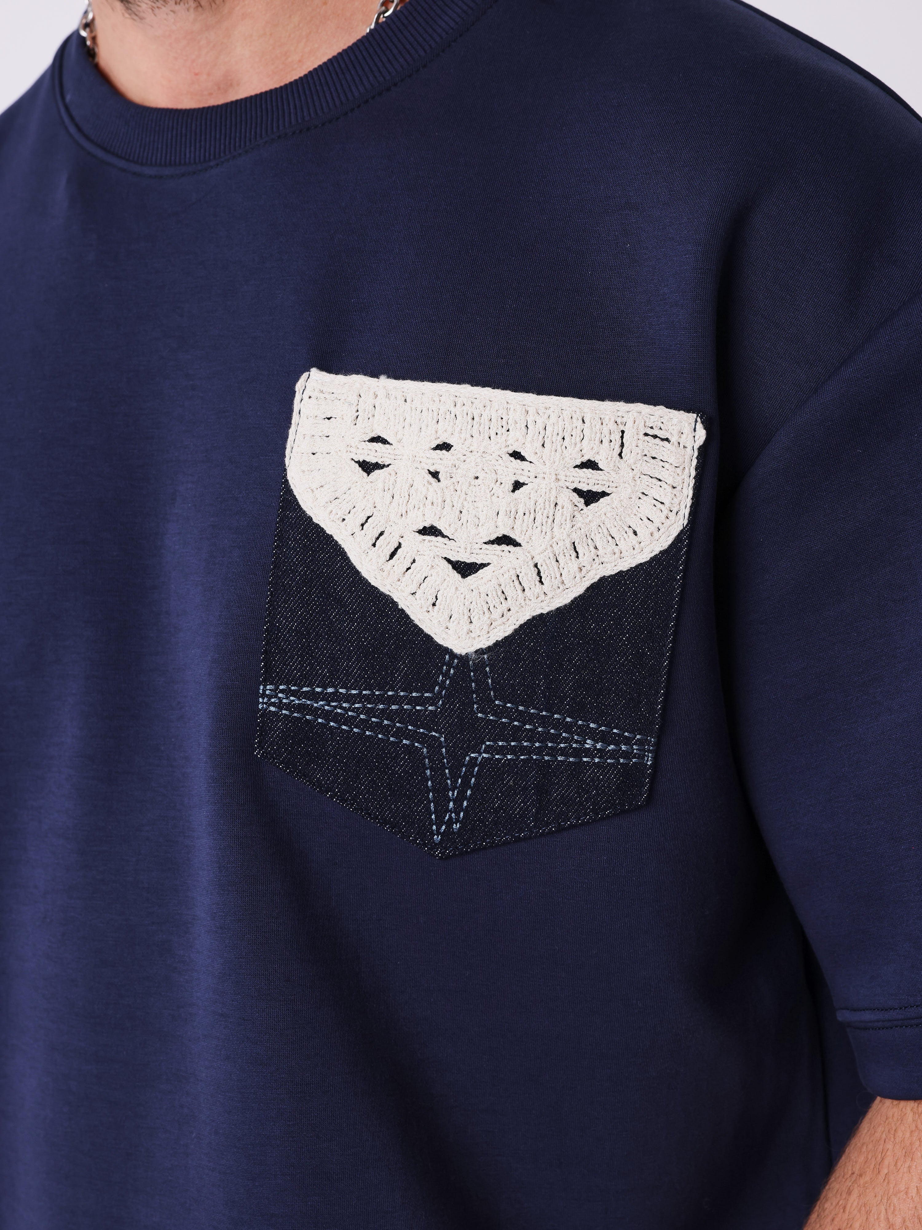 T-shirt i to materialer med hæklede lomme-4