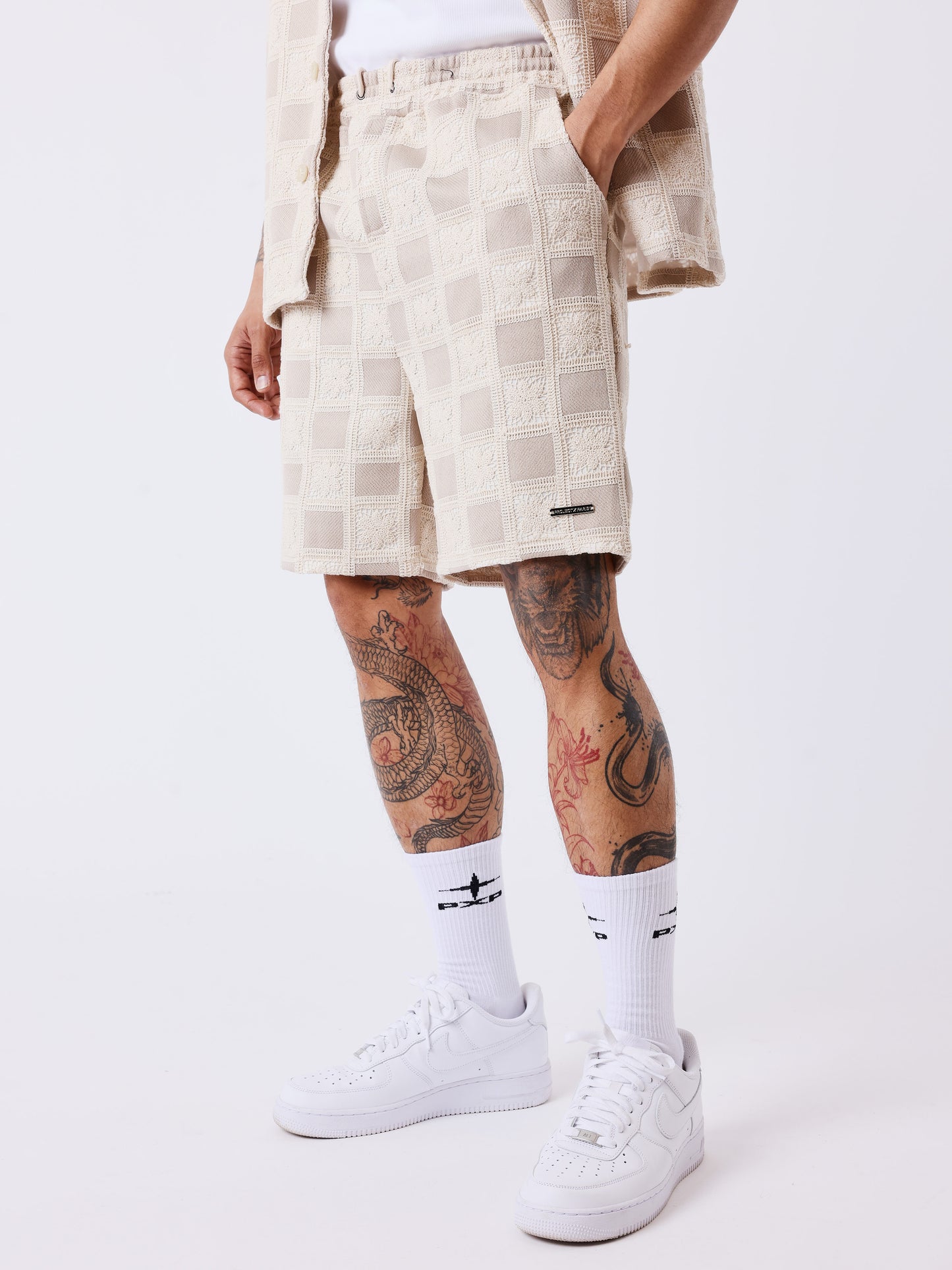 Short homme texturé à motif carreaux