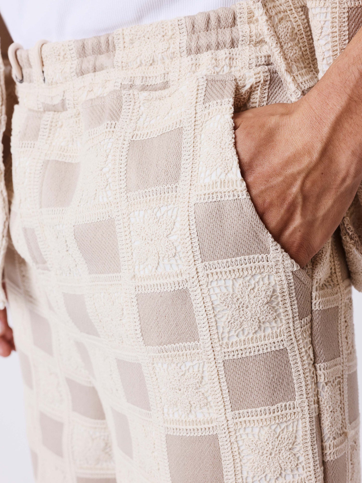 Short homme texturé à motif carreaux