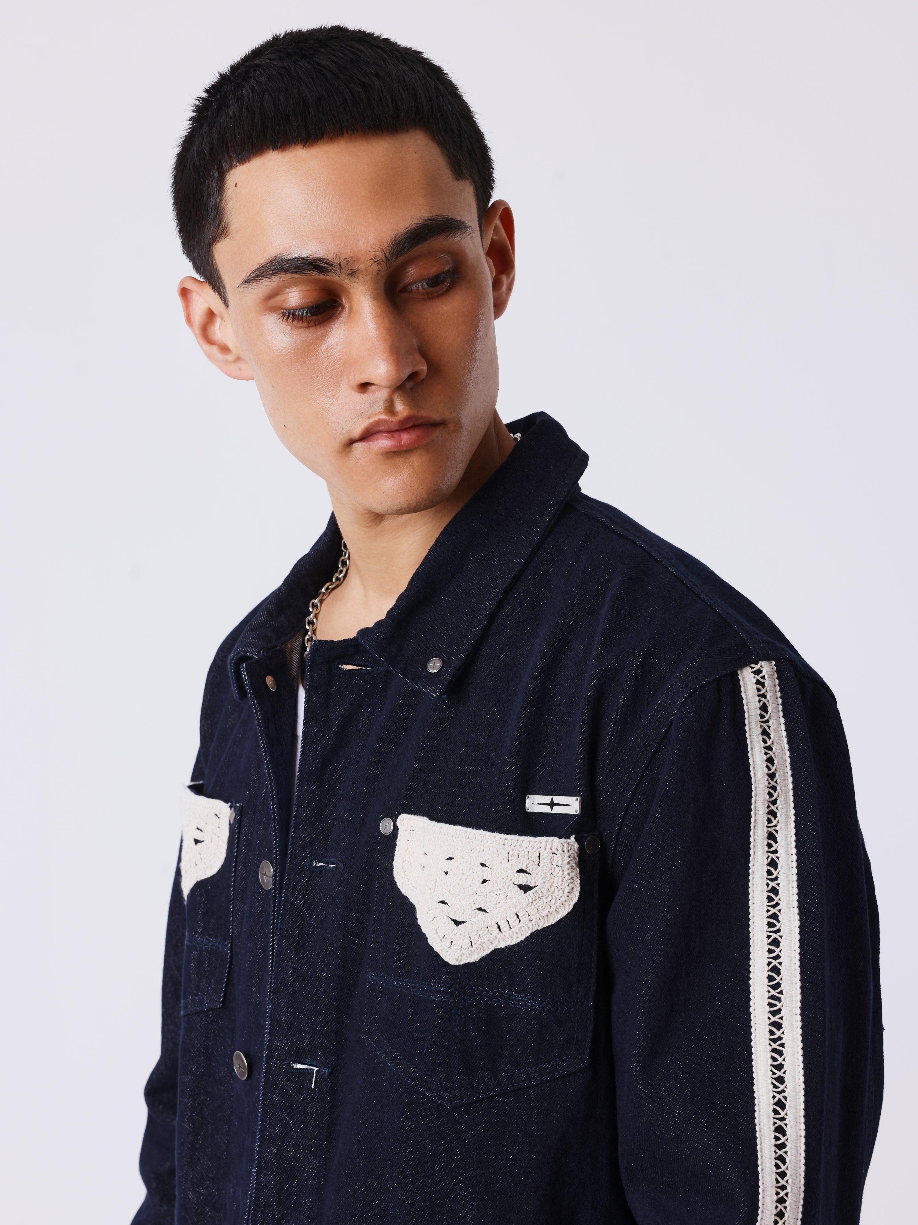 Tofarvet denimjakke med hæklede detaljer-4