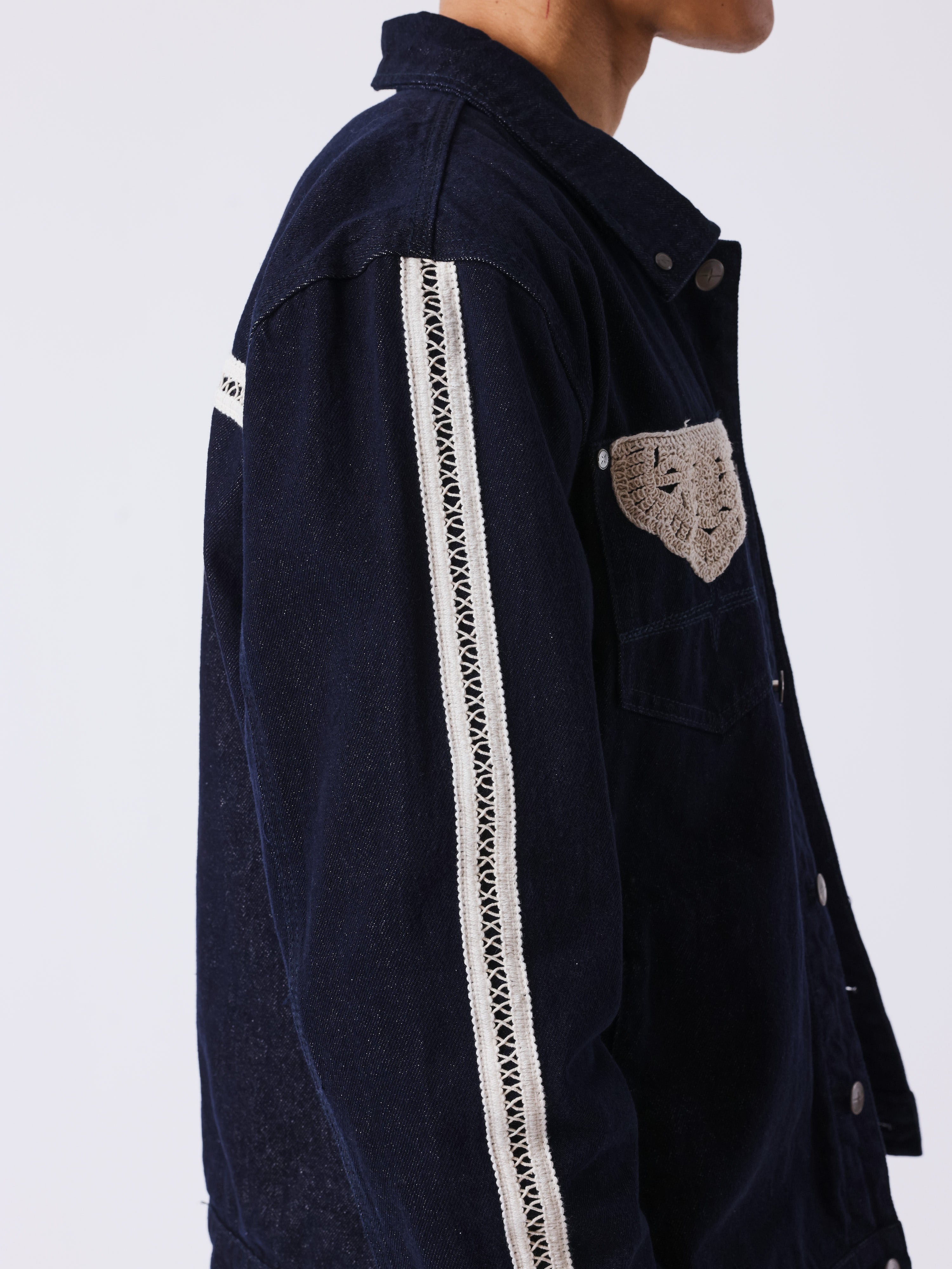 Tofarvet denimjakke med hæklede detaljer-8
