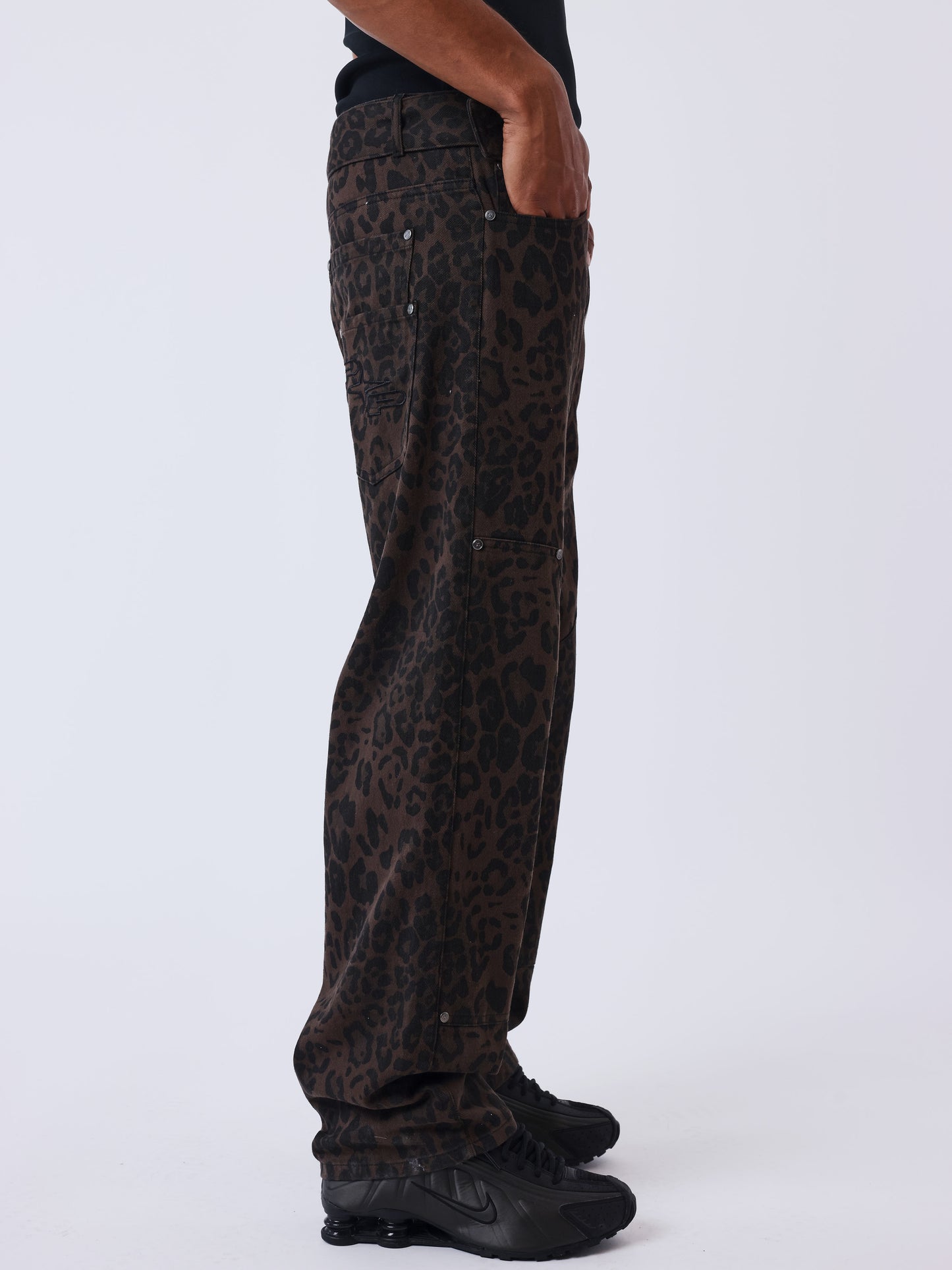 Leopard print denim carpenter style bukser