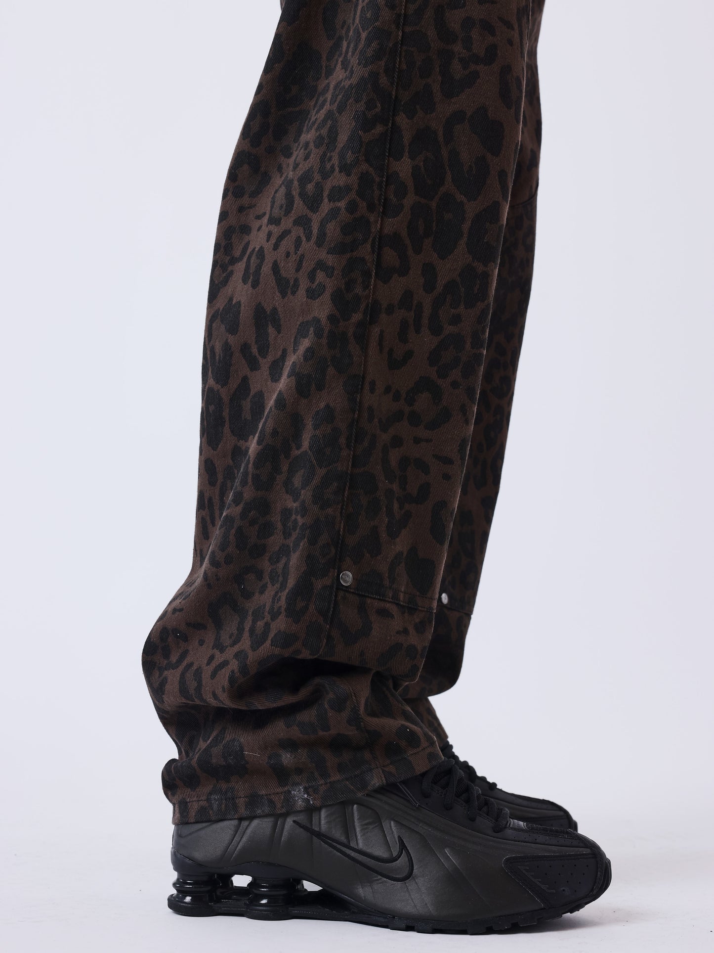 Leopard print denim carpenter style bukser