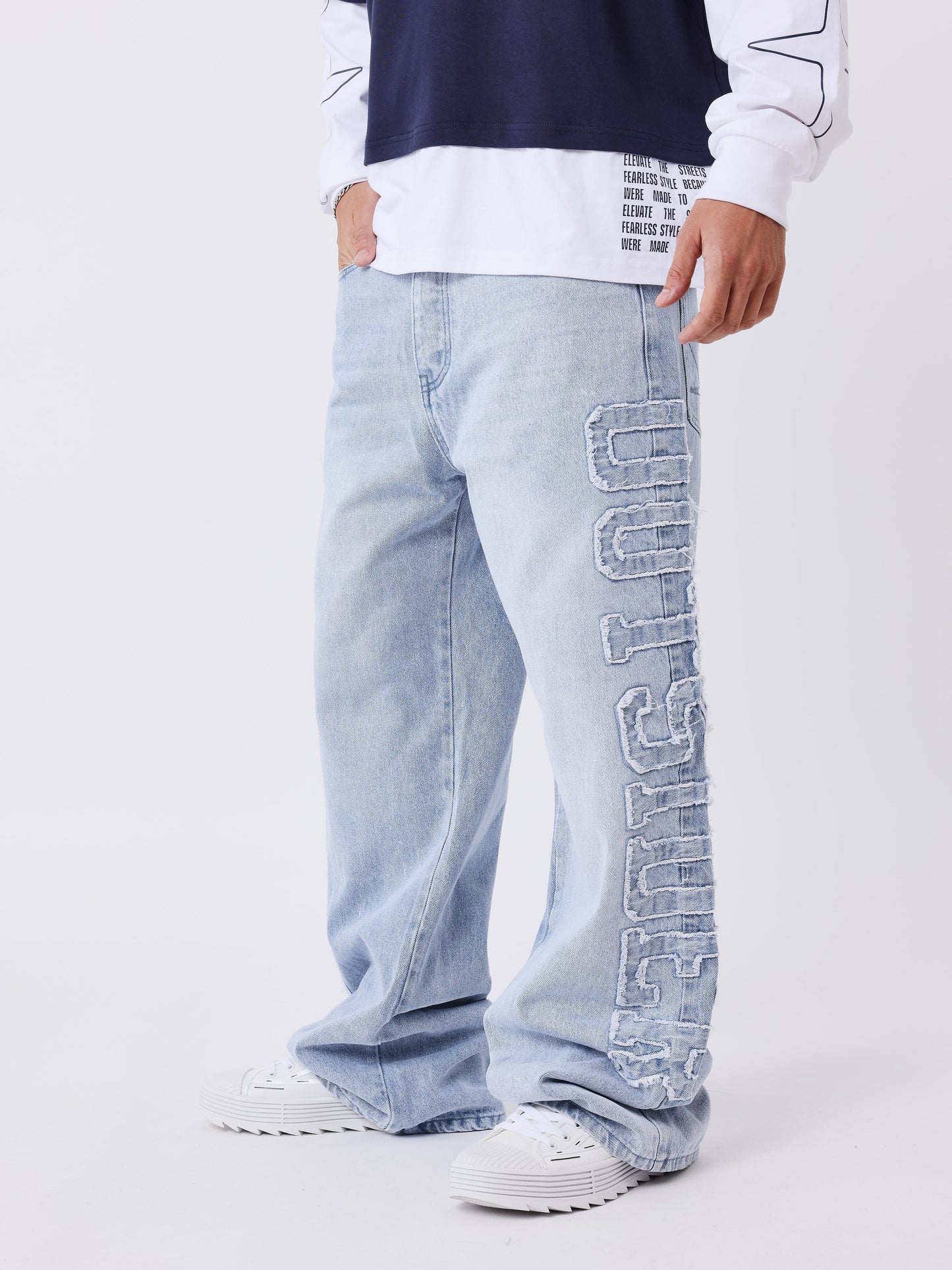 Jeans larghi a gamba larga e vestibilità loose