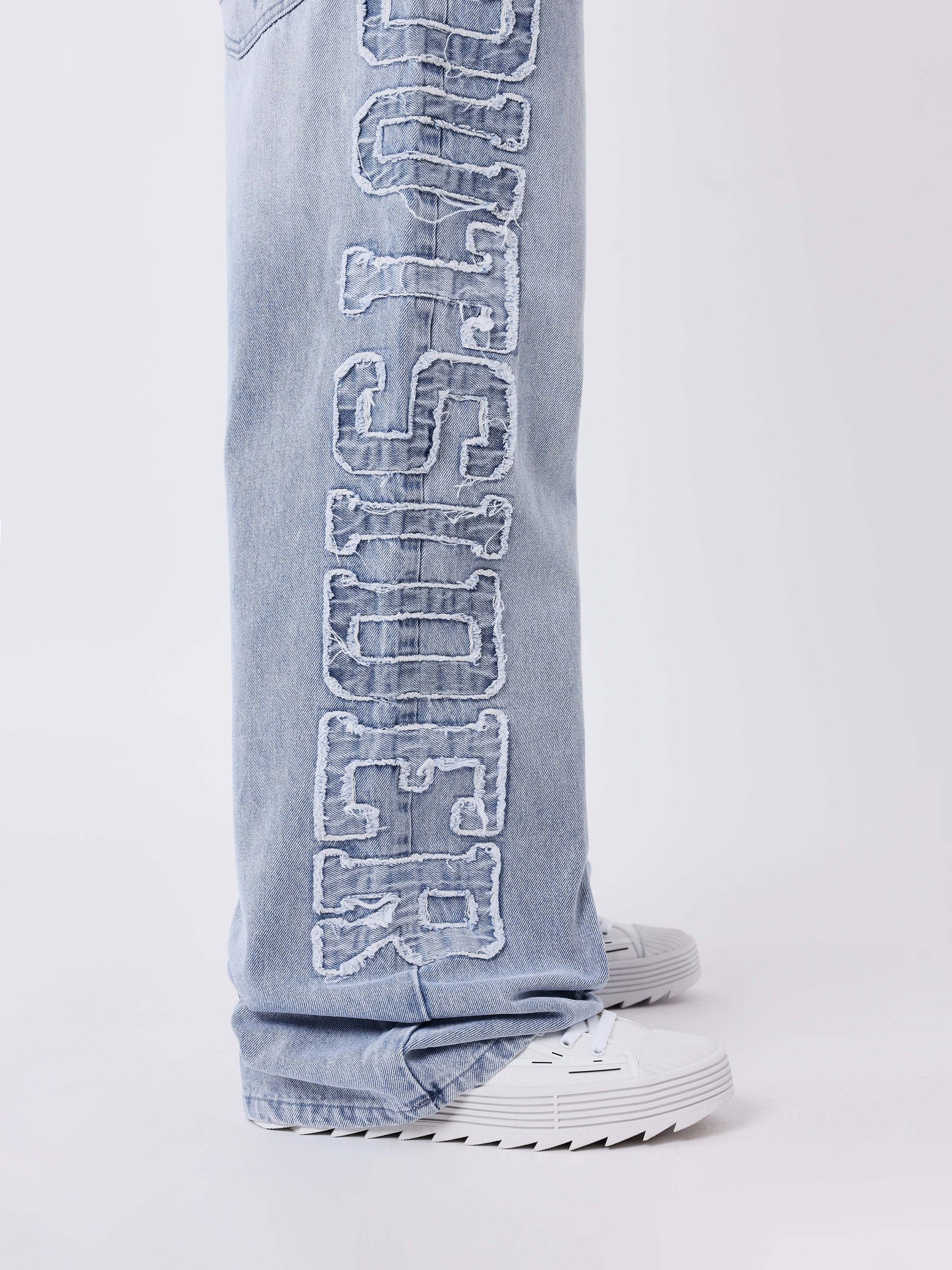 Jeans larghi a gamba larga e vestibilità loose