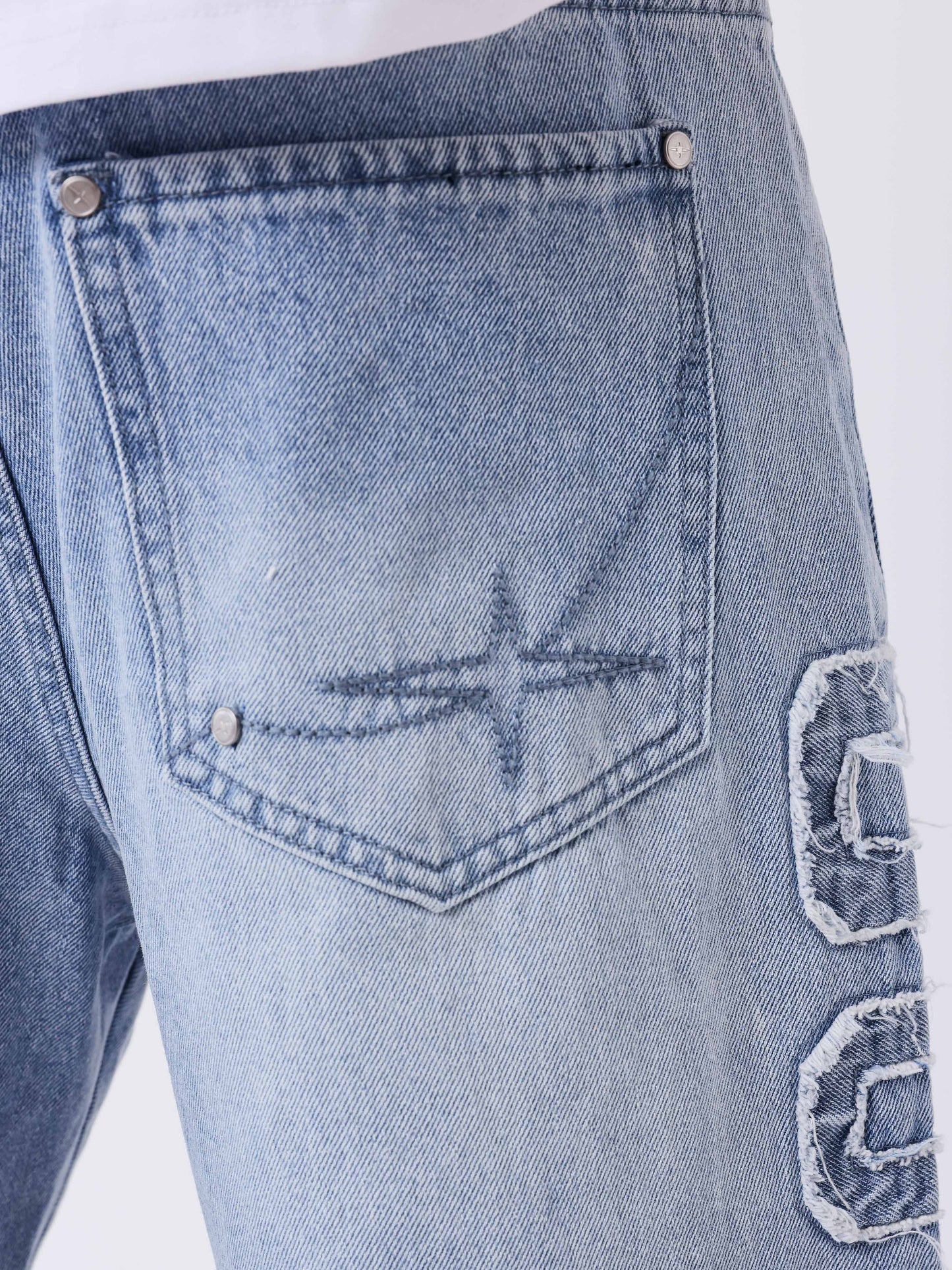 Jeans larghi a gamba larga e vestibilità loose