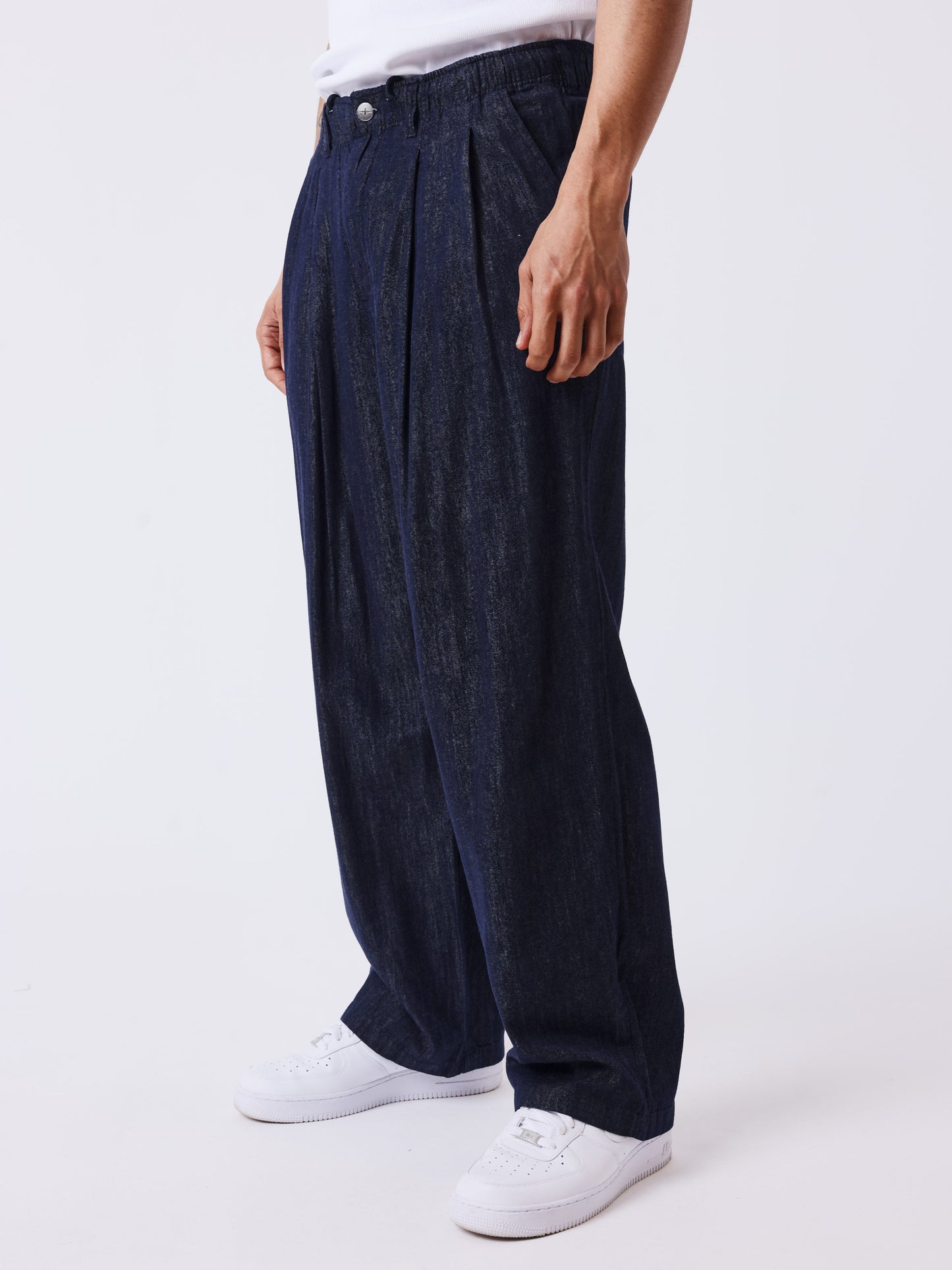 Herrenhose mit Bundfalten und elastischem Bund