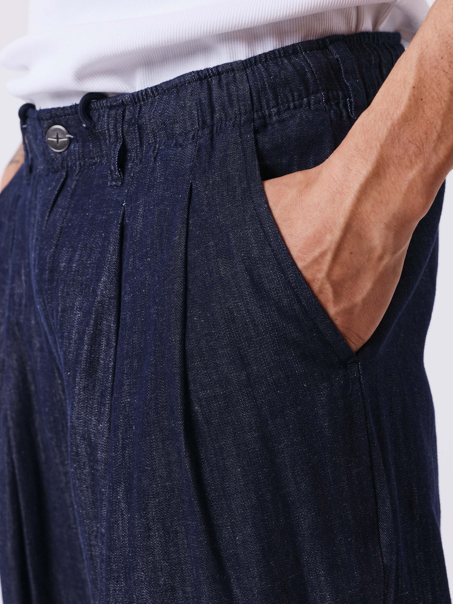 Herrenhose mit Bundfalten und elastischem Bund