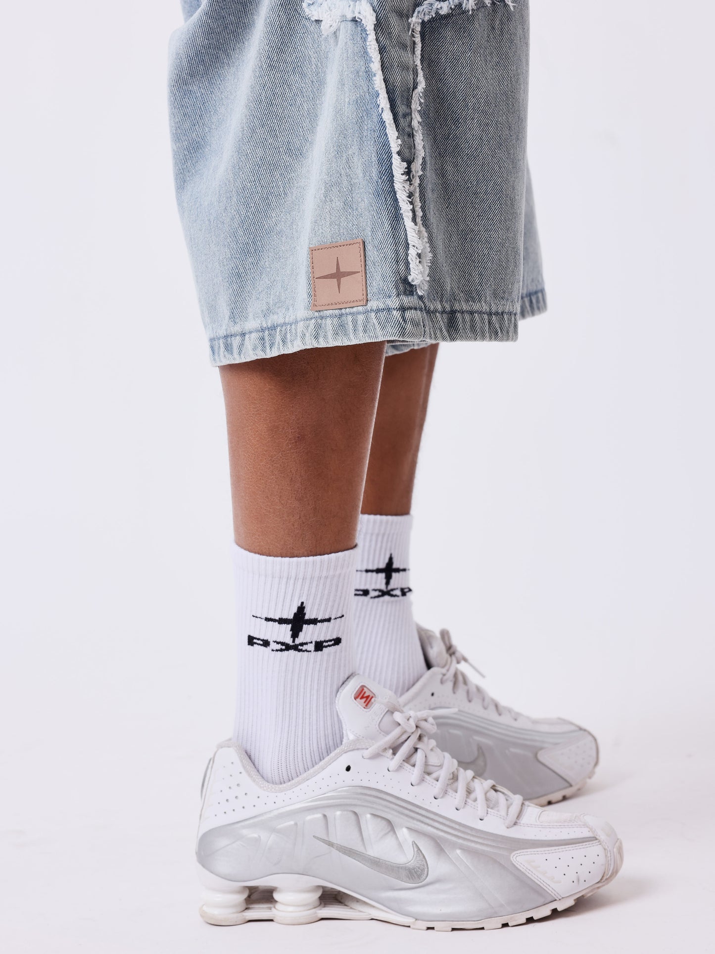 Short denim com detalhes desfiados PXP